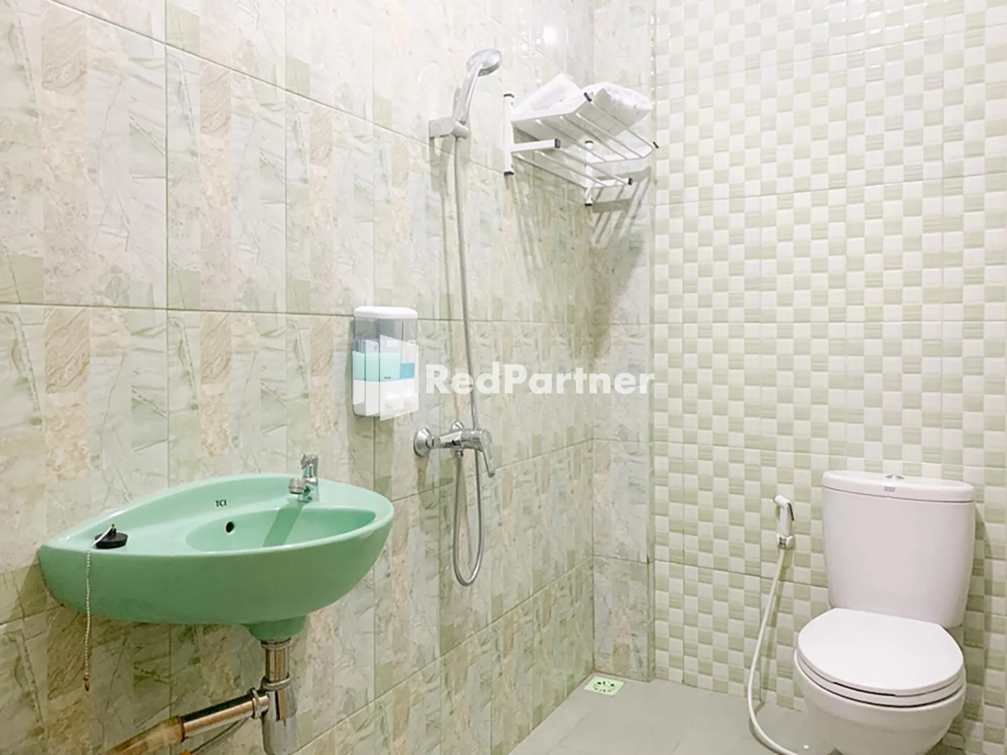 Bathroom in RedDoorz Syariah At Hotel Nuri Indah Dongkelan Yogyakarta