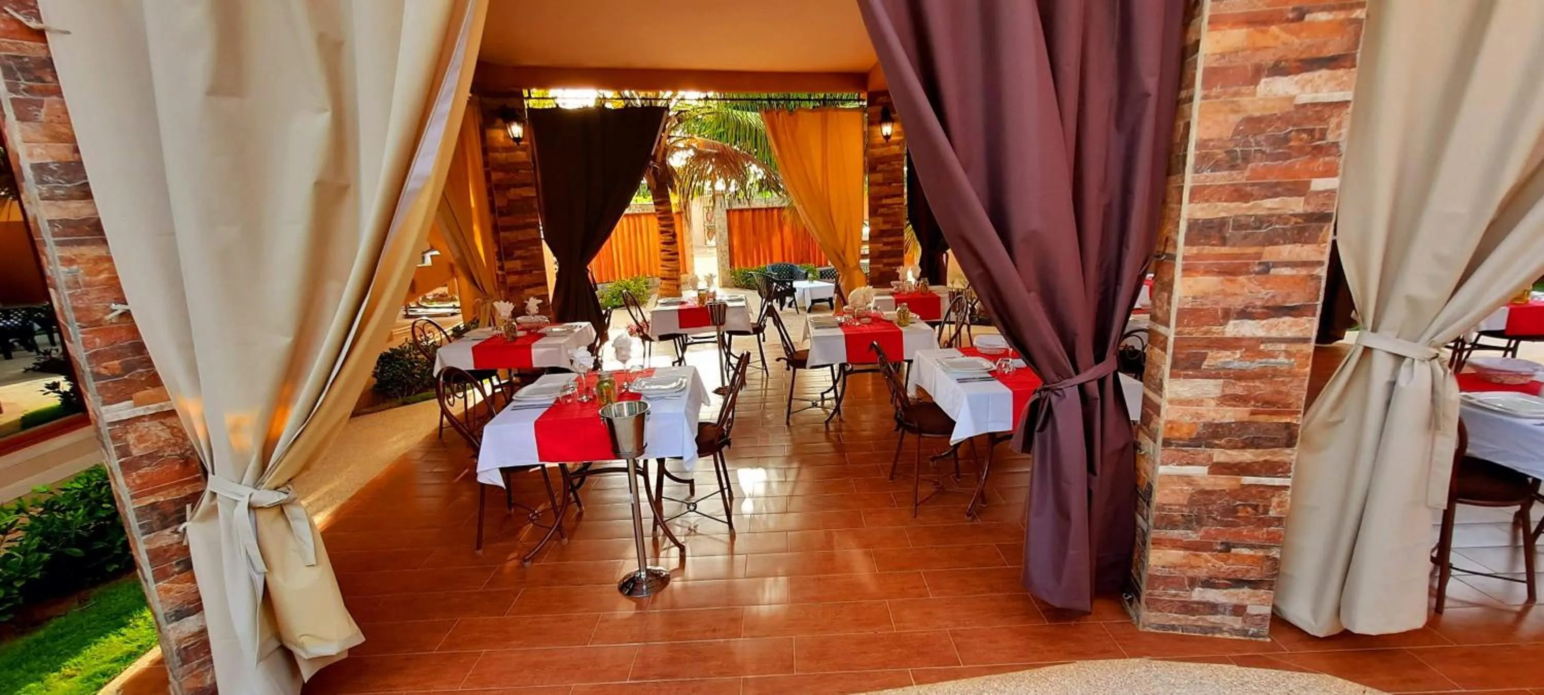 Restaurant/places to eat in Hôtel La Belle Etoile & SPA