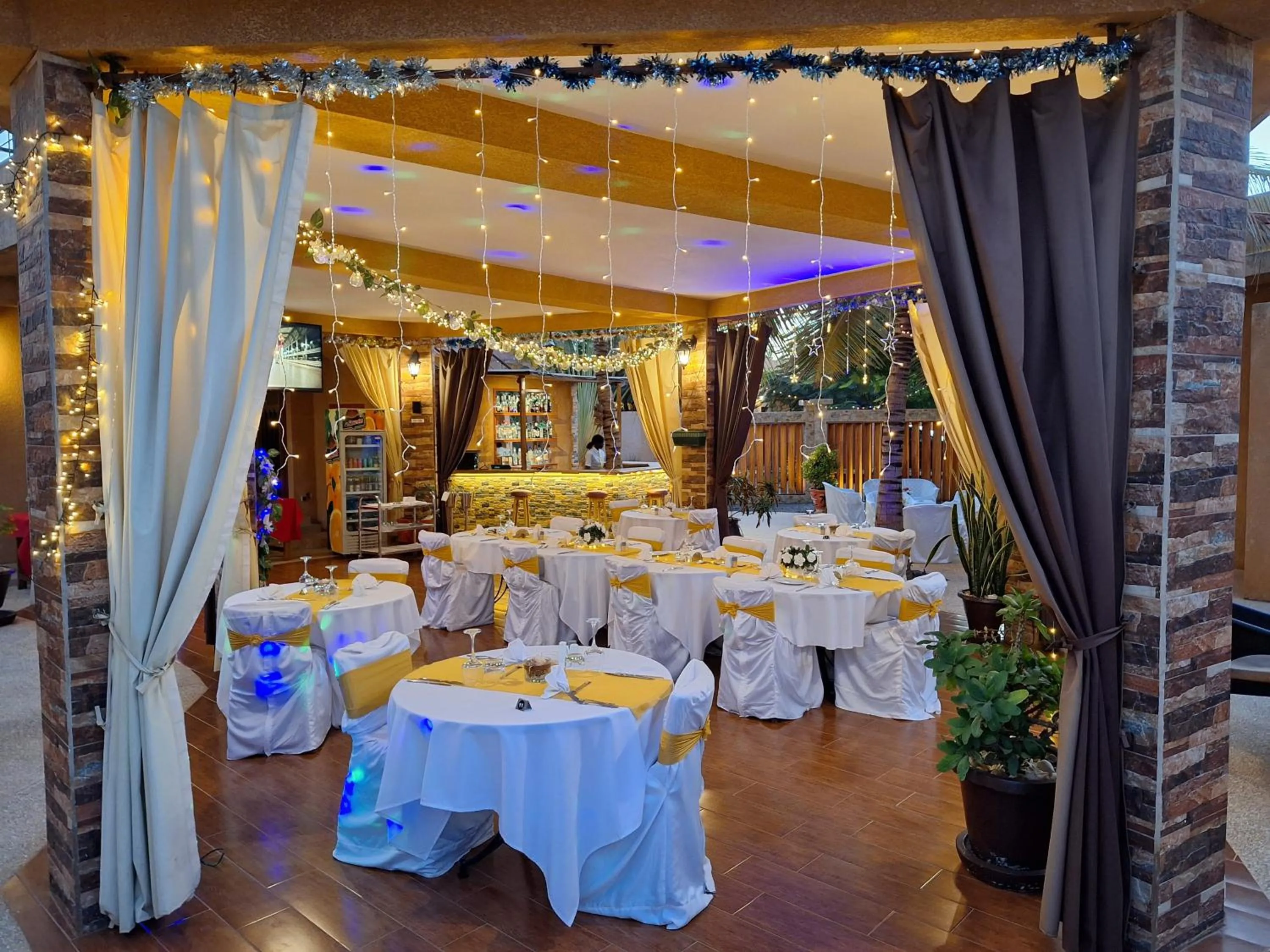 Restaurant/places to eat in Hôtel La Belle Etoile & SPA