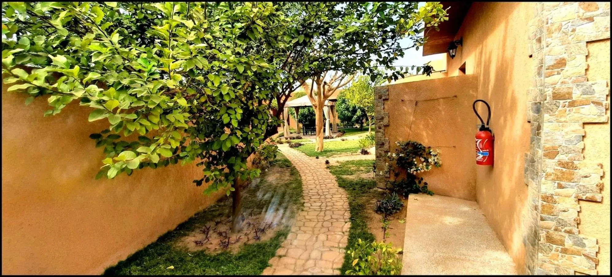 Garden in Hôtel La Belle Etoile & SPA