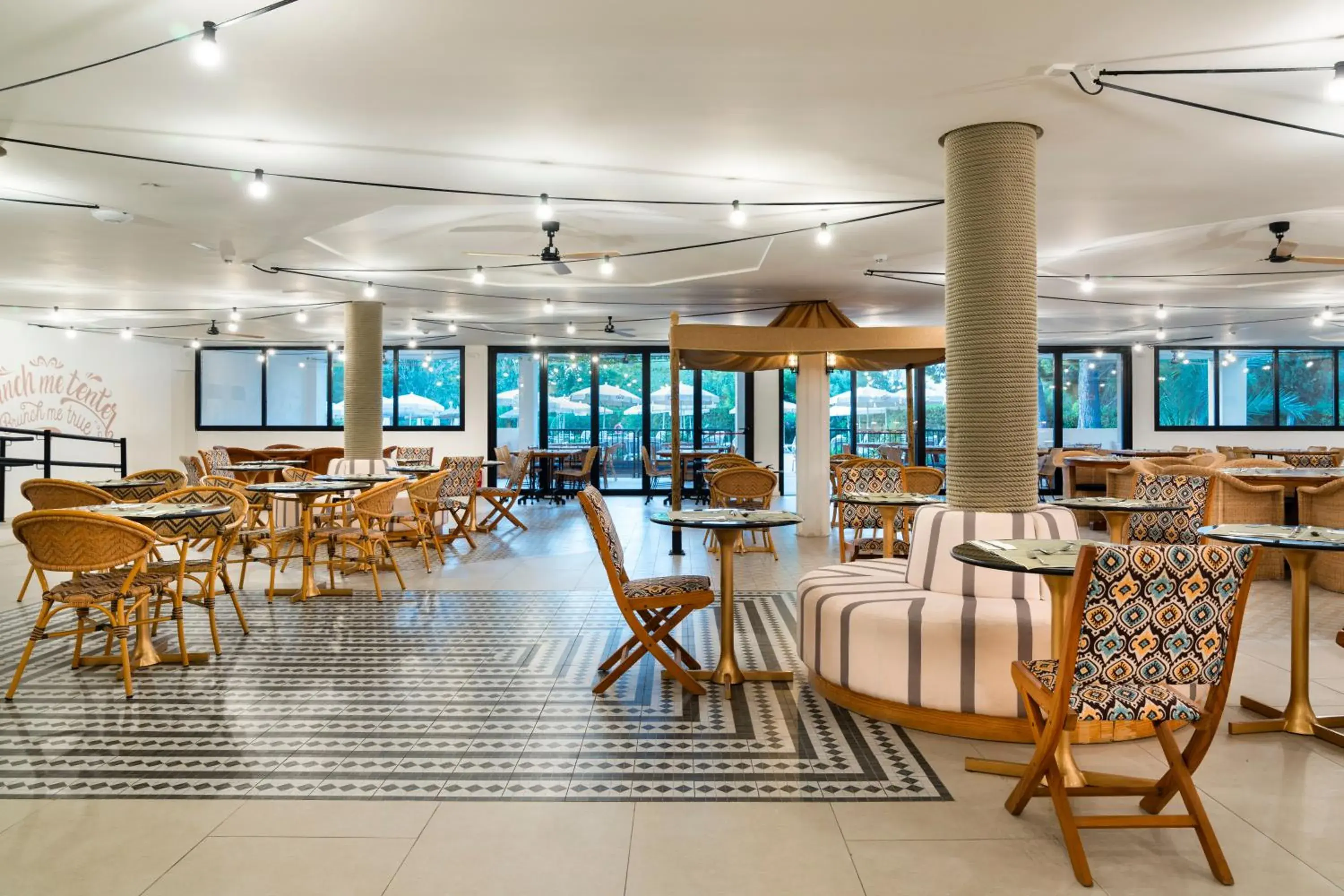 Restaurant/places to eat in tent Palmanova Restaurant/places to eat in tent Palmanova