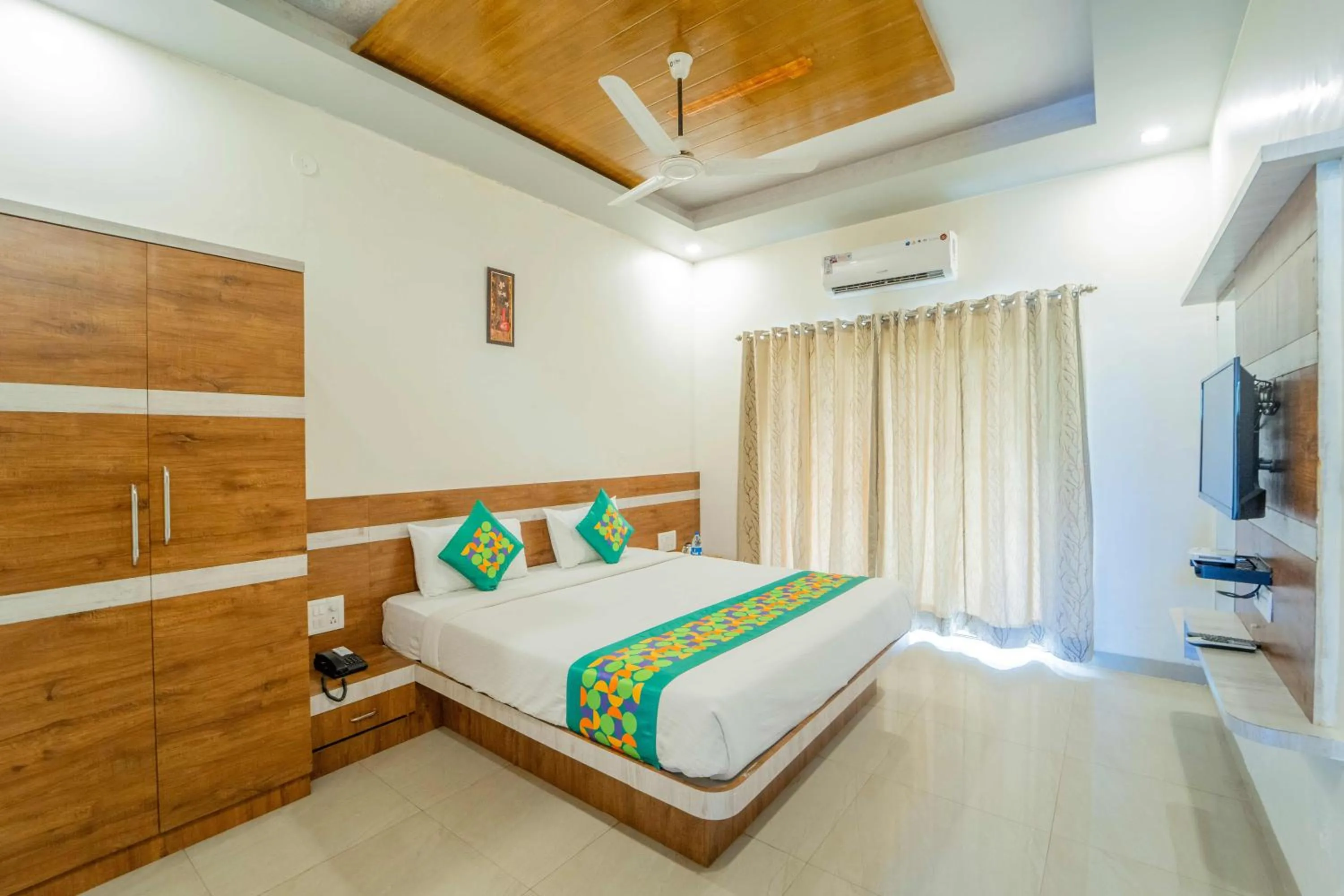 Bedroom, Bed in Treebo The Venna Hill