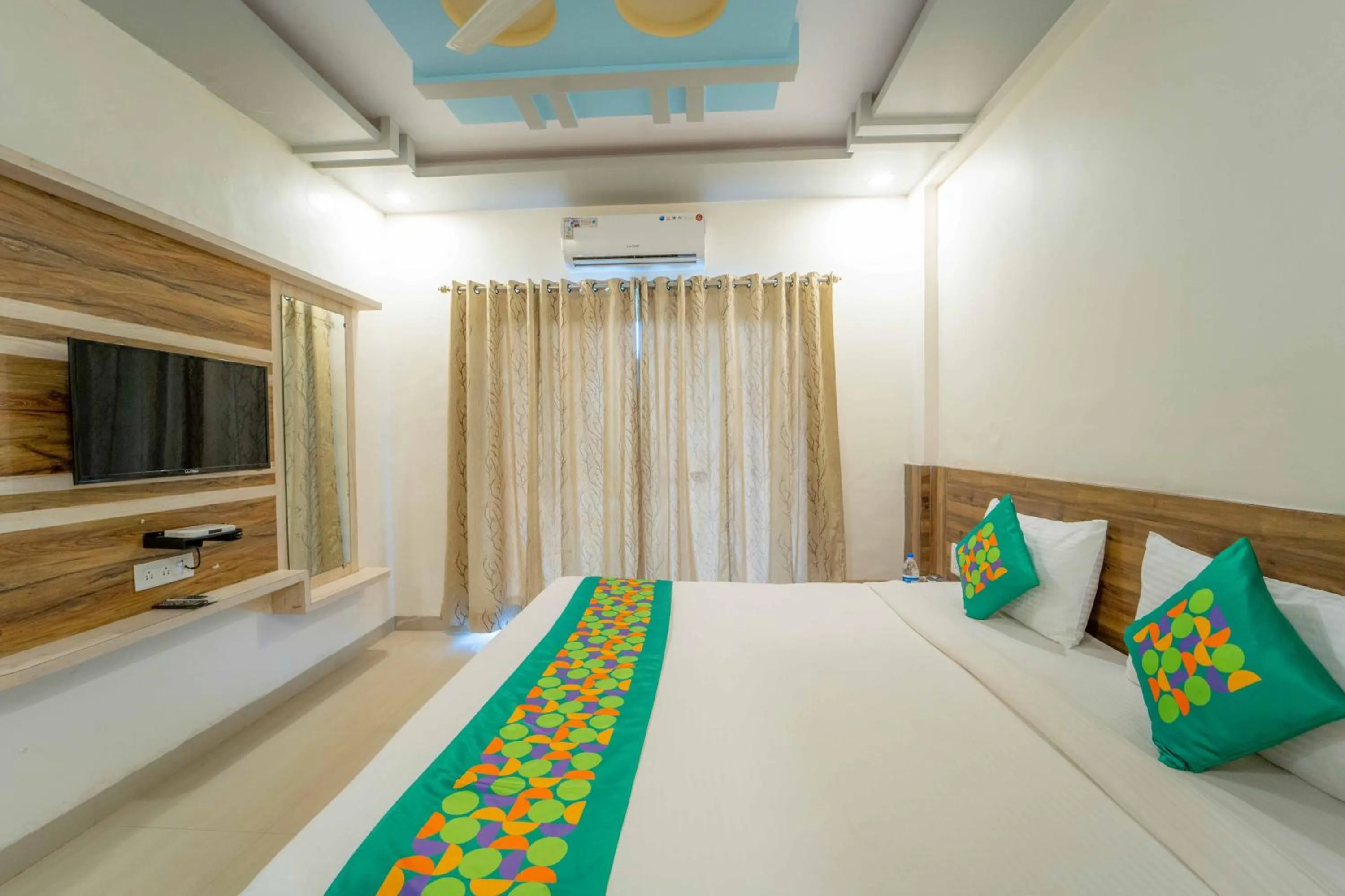 Bedroom, Bed in Treebo The Venna Hill