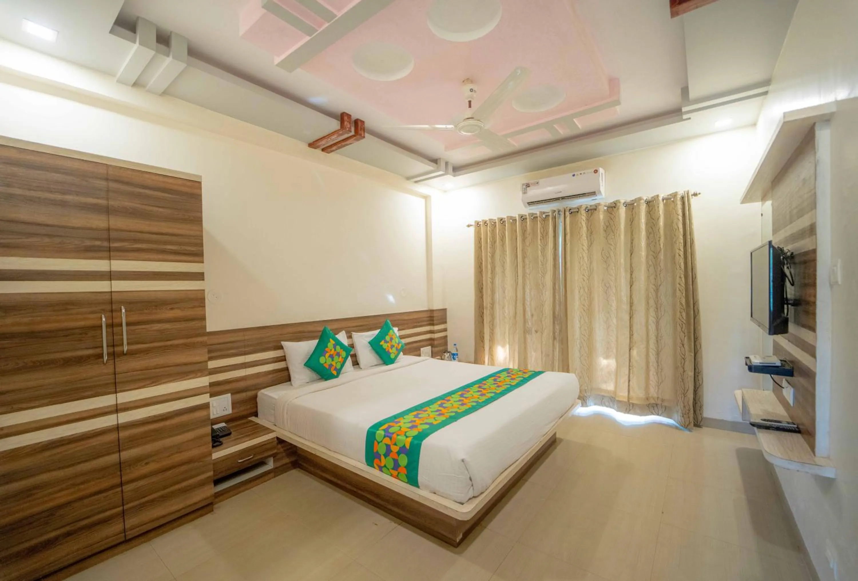 Bedroom, Bed in Treebo The Venna Hill