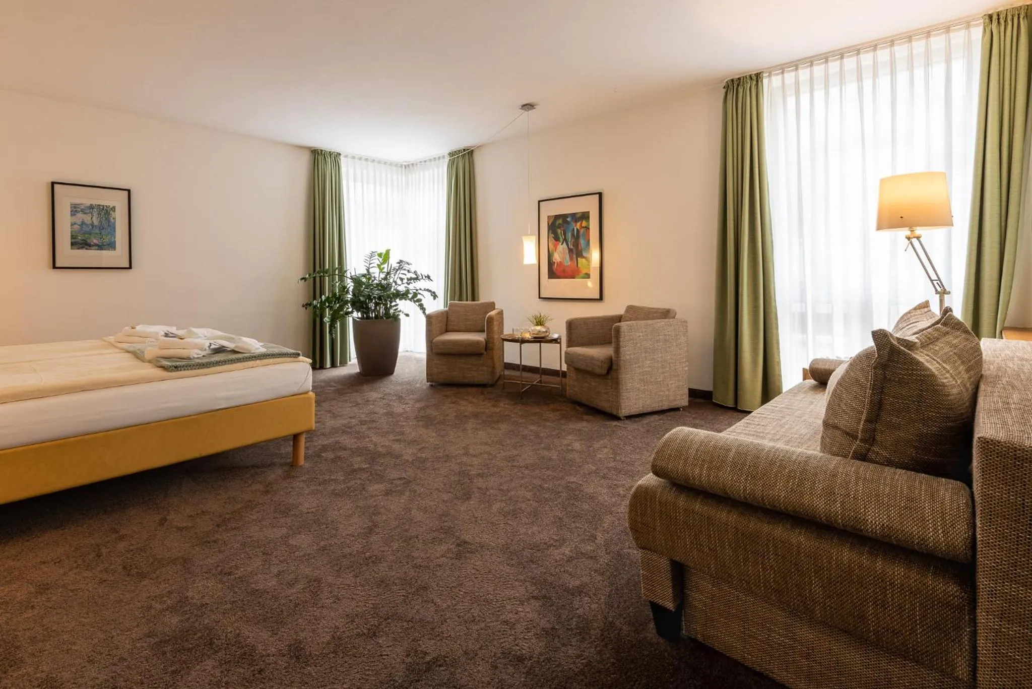 Photo of the whole room, Bed in Hotel Nibelungen Hof