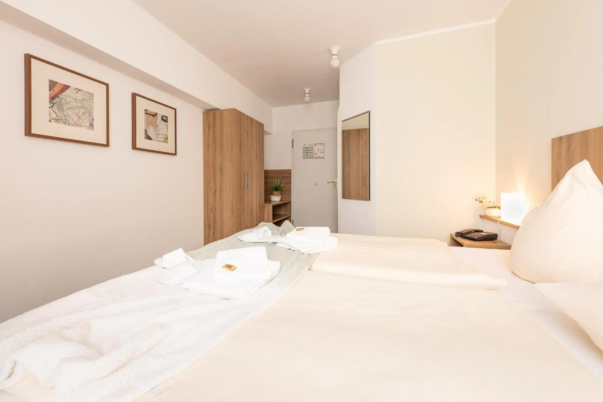 Photo of the whole room, Bed in Hotel Nibelungen Hof