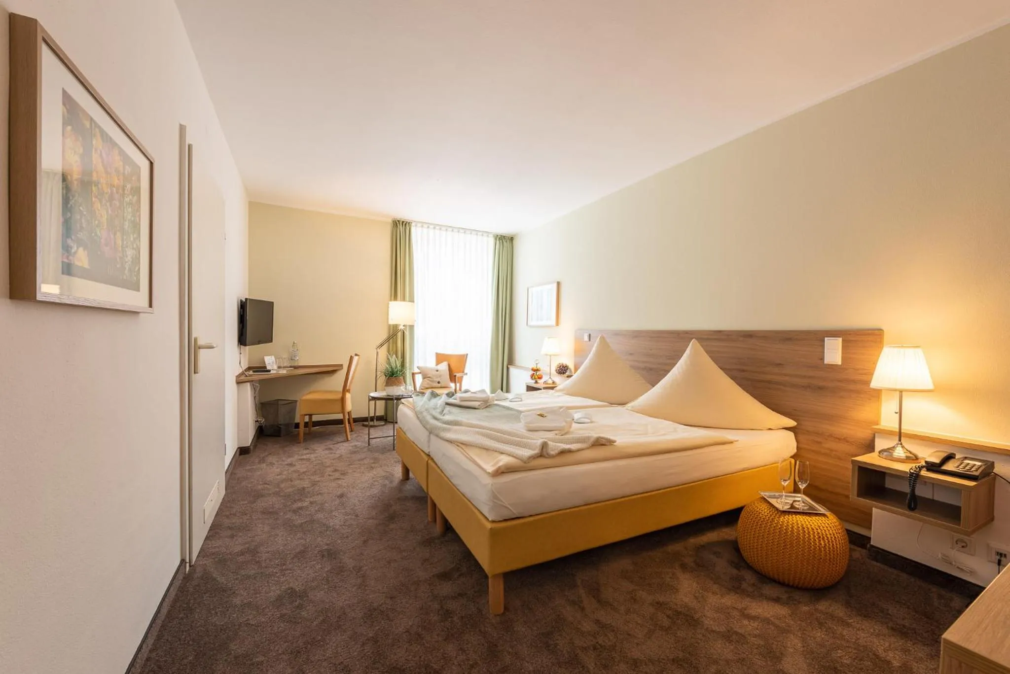 Photo of the whole room, Bed in Hotel Nibelungen Hof