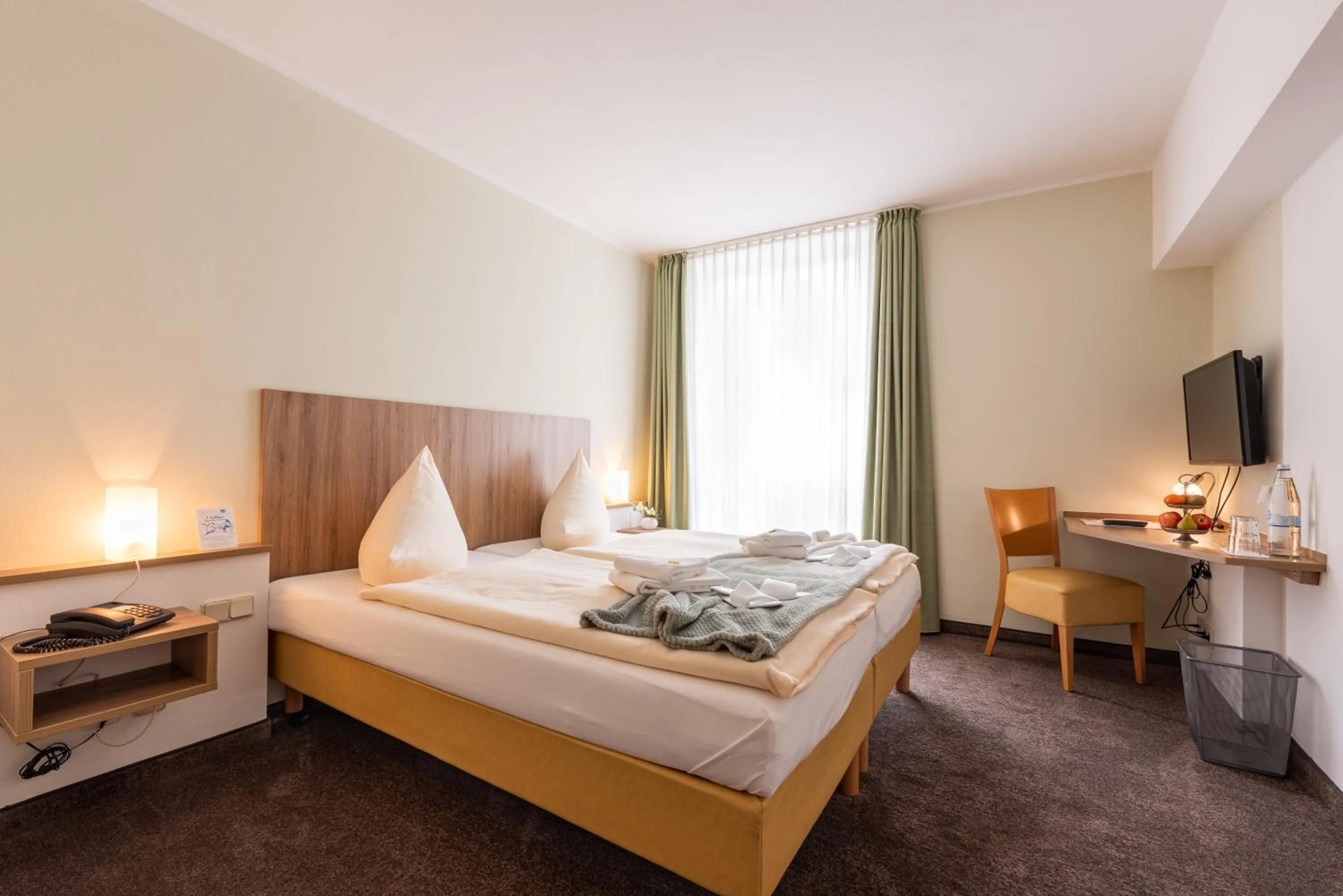Bedroom, Bed in Hotel Nibelungen Hof