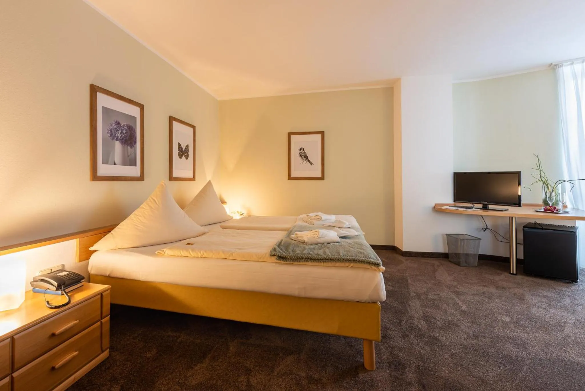 Photo of the whole room, Bed in Hotel Nibelungen Hof