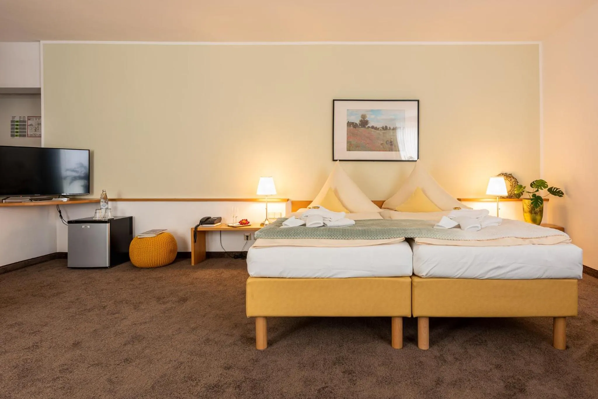 Photo of the whole room, Bed in Hotel Nibelungen Hof
