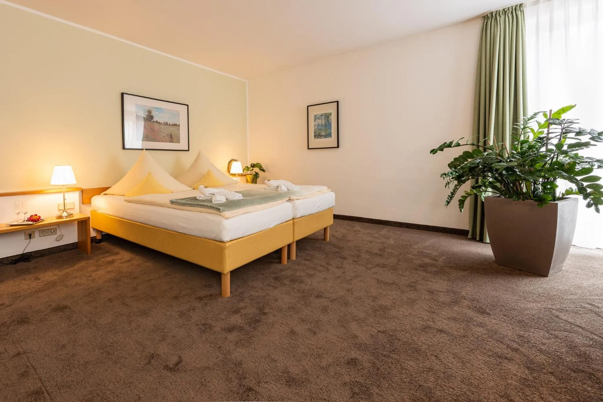 Photo of the whole room, Bed in Hotel Nibelungen Hof