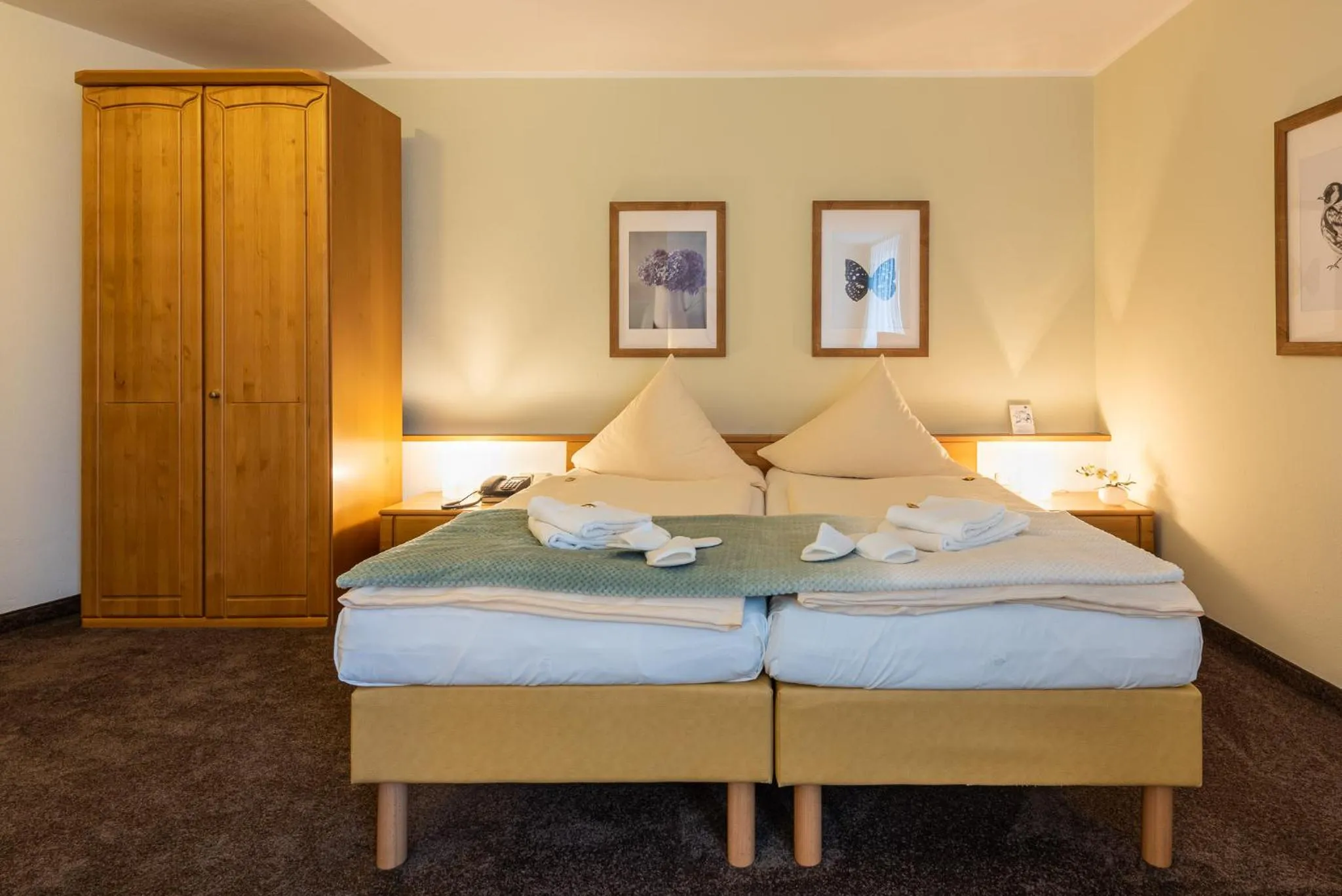 Photo of the whole room, Bed in Hotel Nibelungen Hof