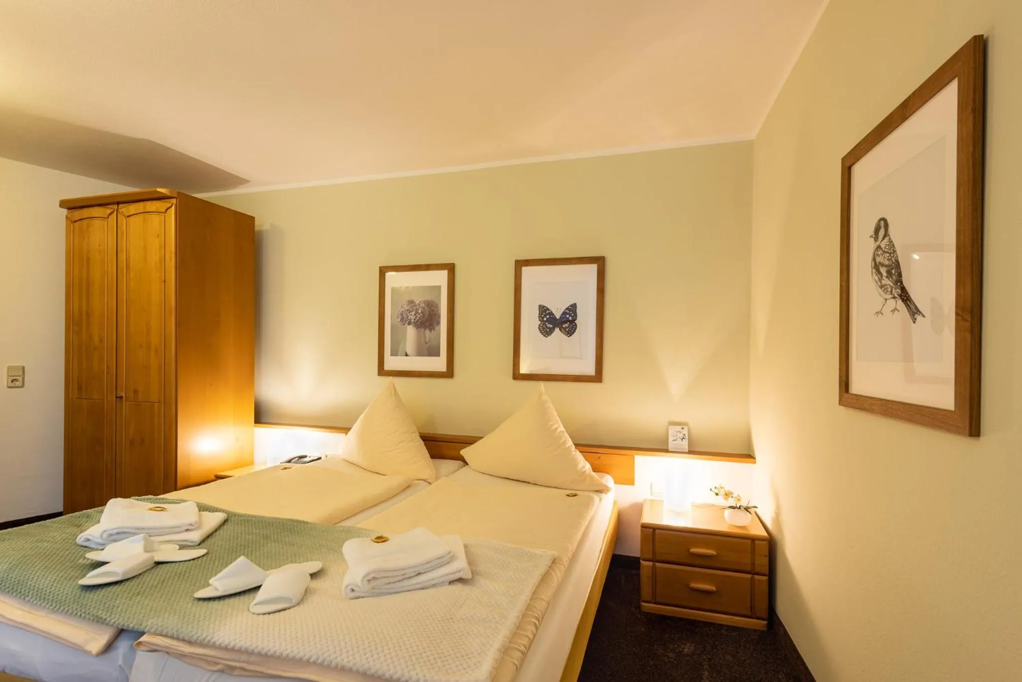Photo of the whole room, Bed in Hotel Nibelungen Hof