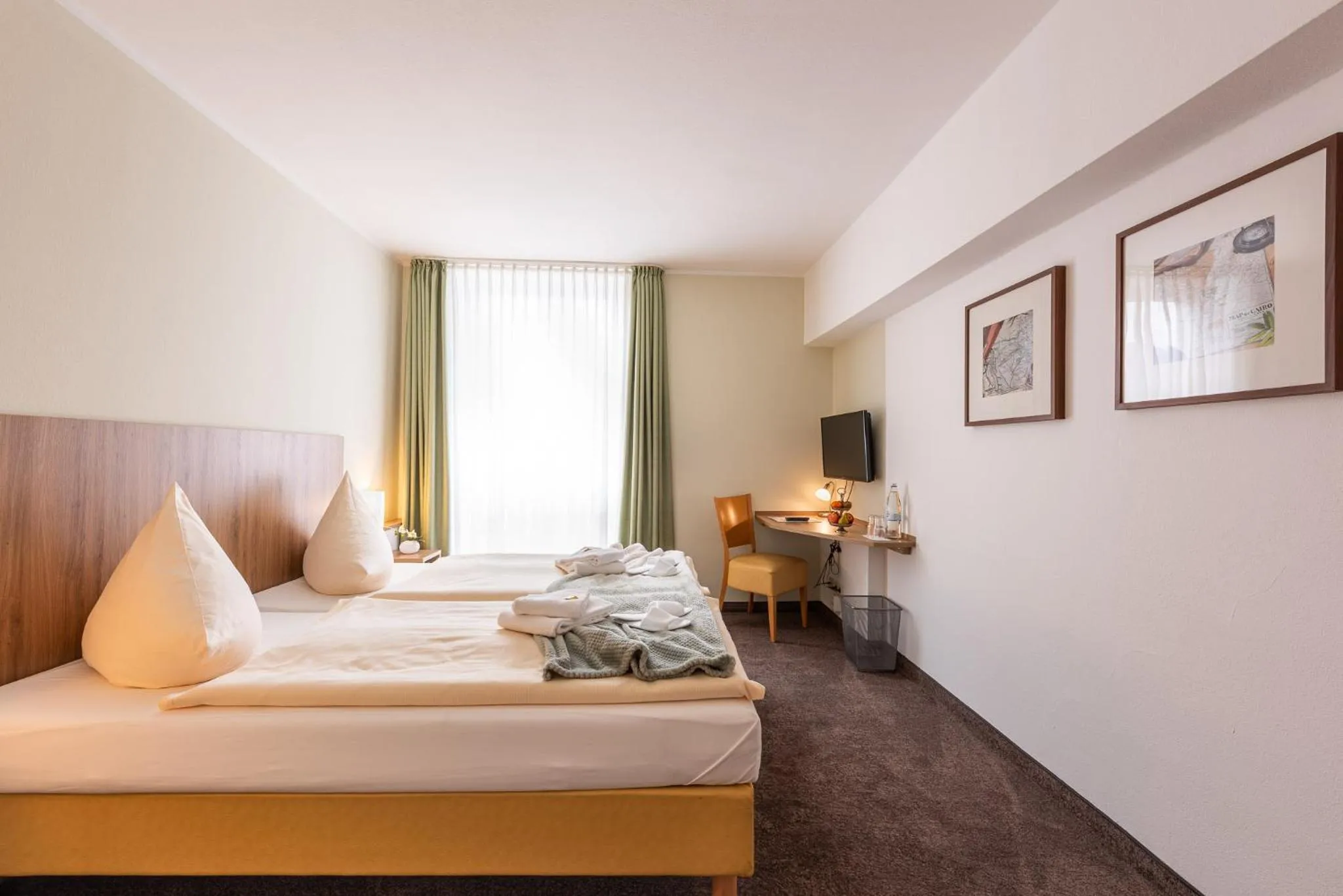 Photo of the whole room, Bed in Hotel Nibelungen Hof