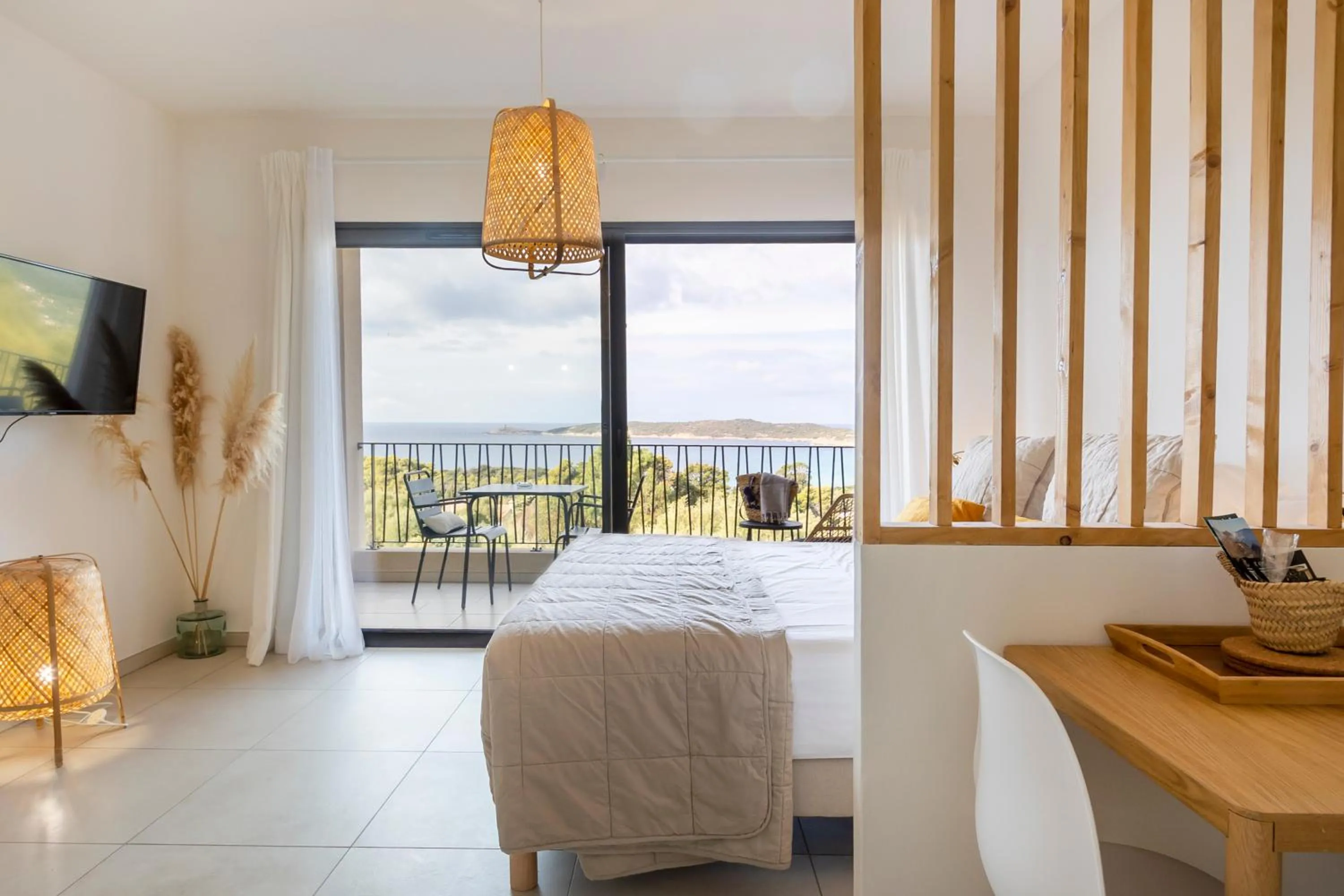 Photo of the whole room, Bed in Casa Marina Cargèse