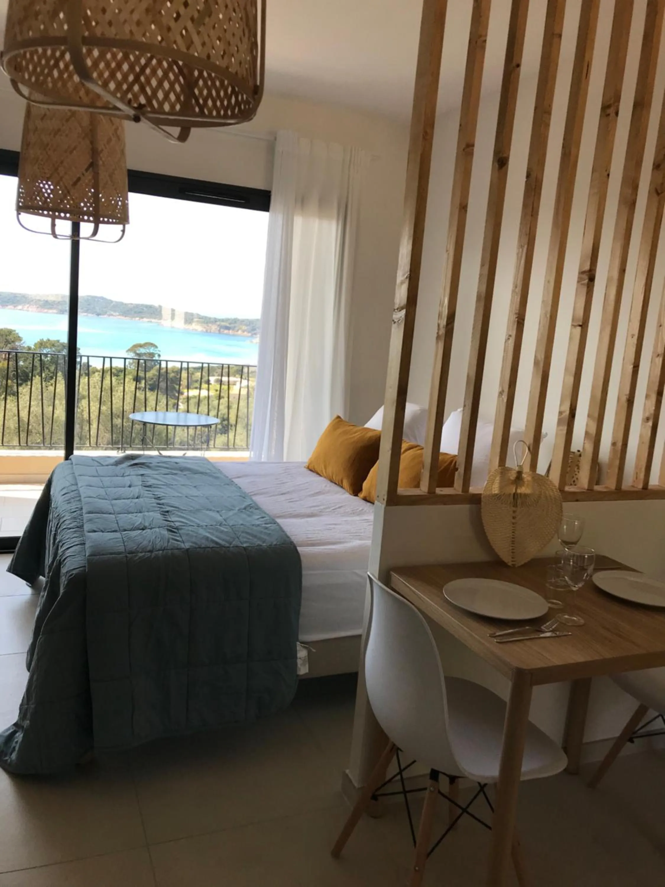 Photo of the whole room, Bed in Casa Marina Cargèse
