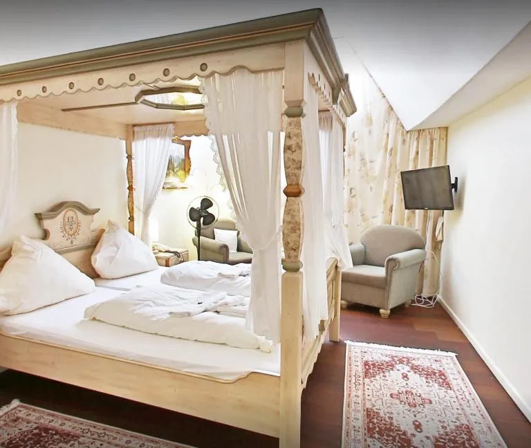 Photo of the whole room, Bed in Das Lamm Heidelberg