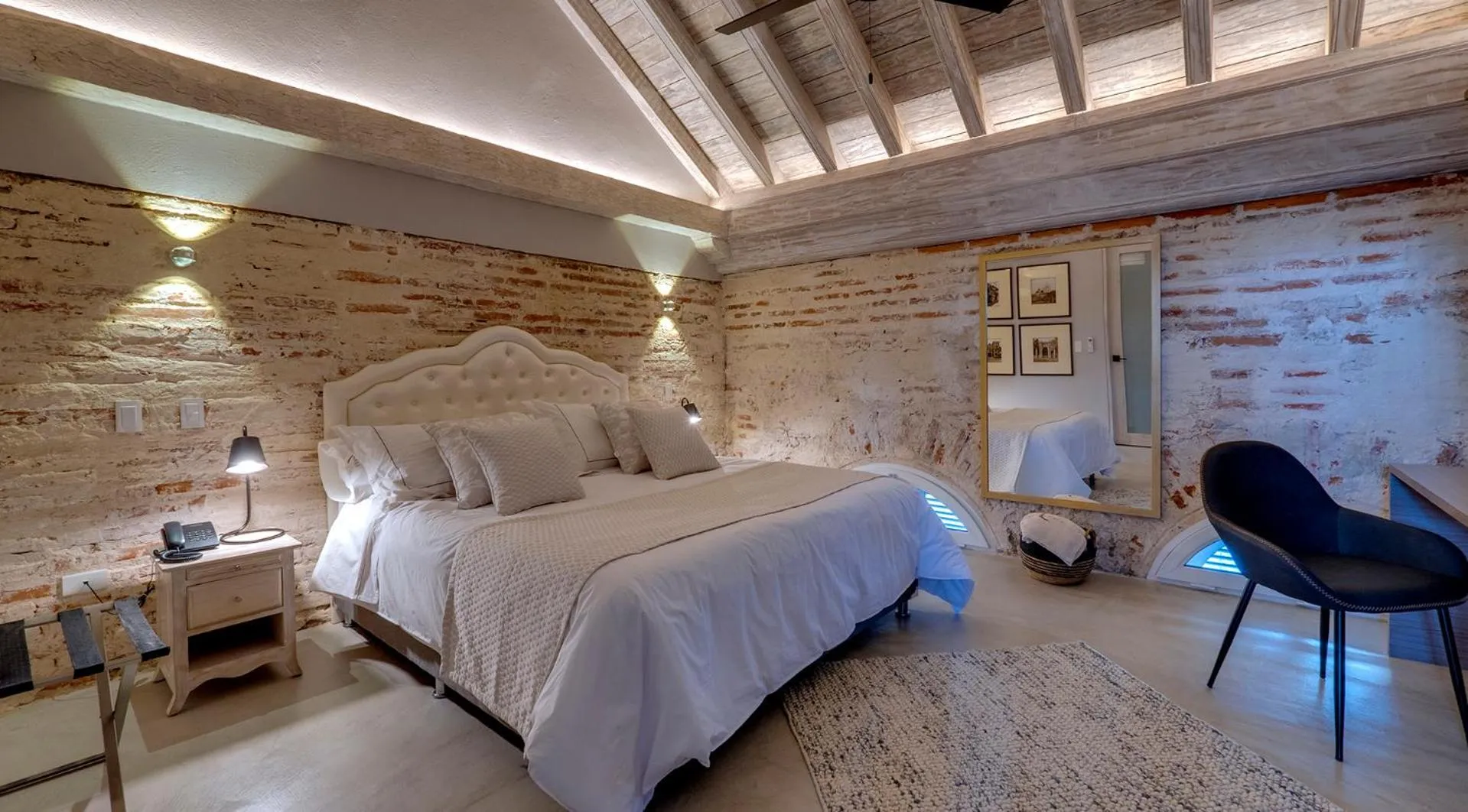 Photo of the whole room, Bed in Lunalá Hotel Boutique