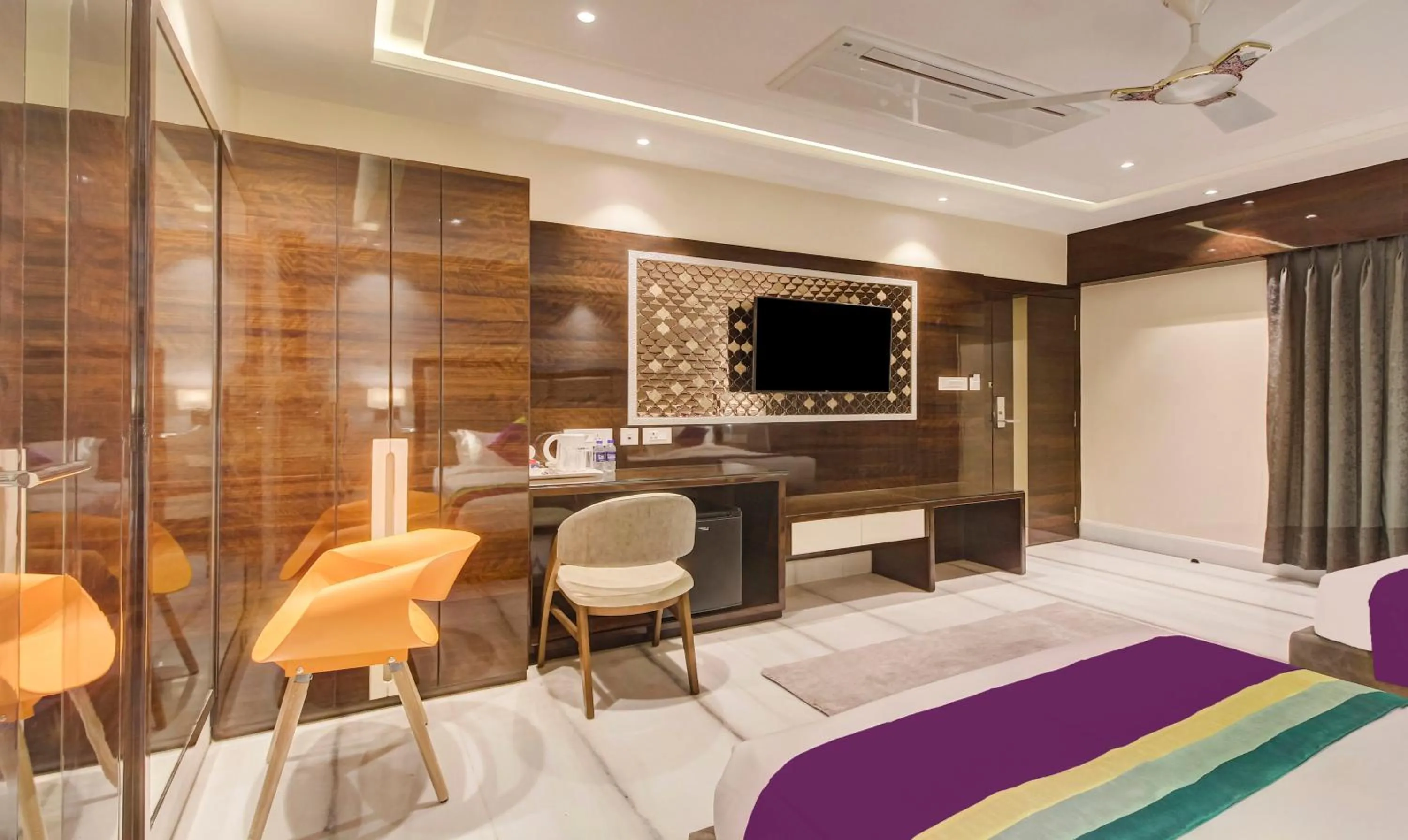 Bedroom, Bed in Treebo Premium Tahoora International