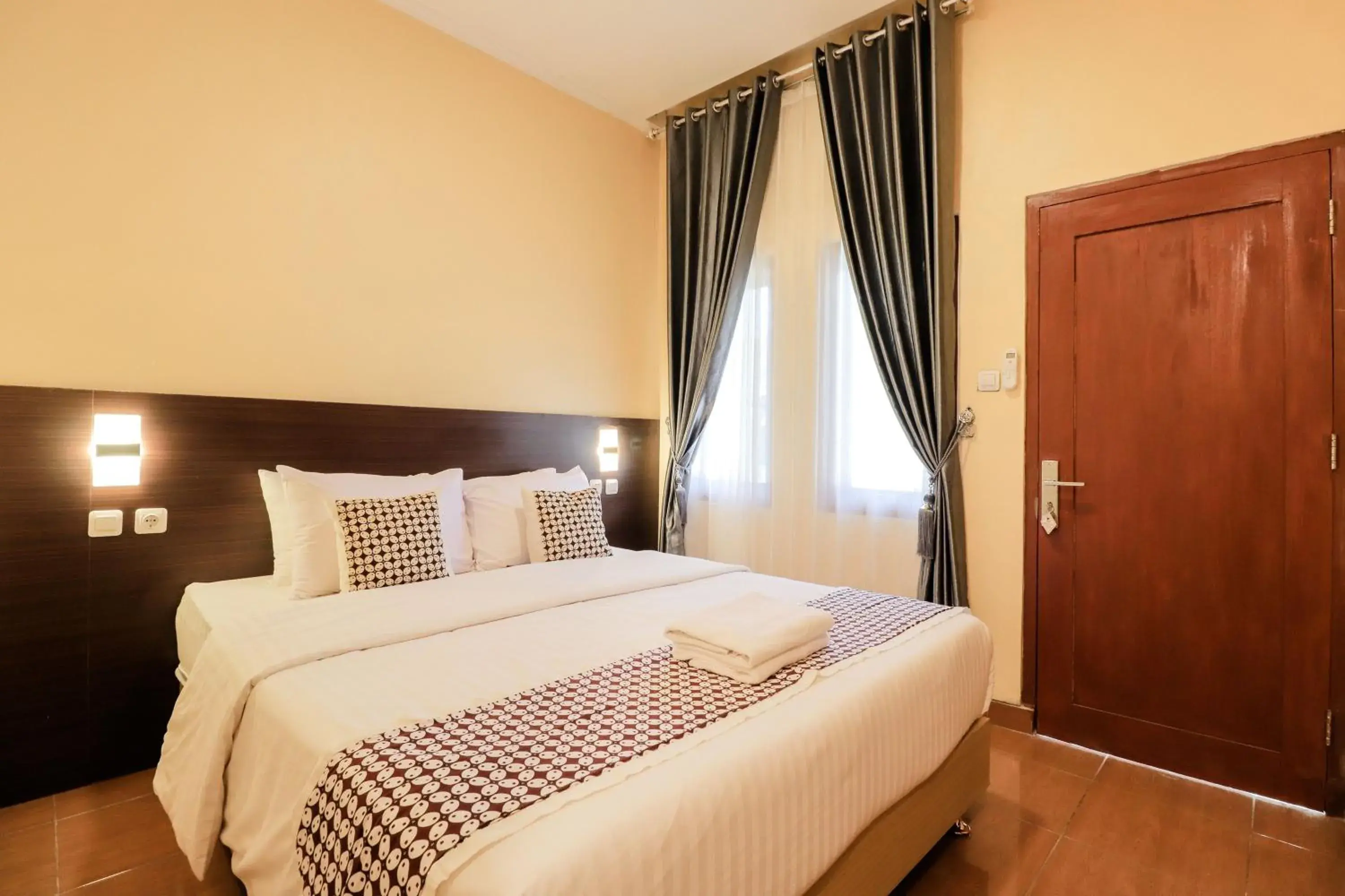 Superior Queen Room in Omah Rohadi Syariah by Ndalem Beong Superior Queen Room in Omah Rohadi Syariah by Ndalem Beong