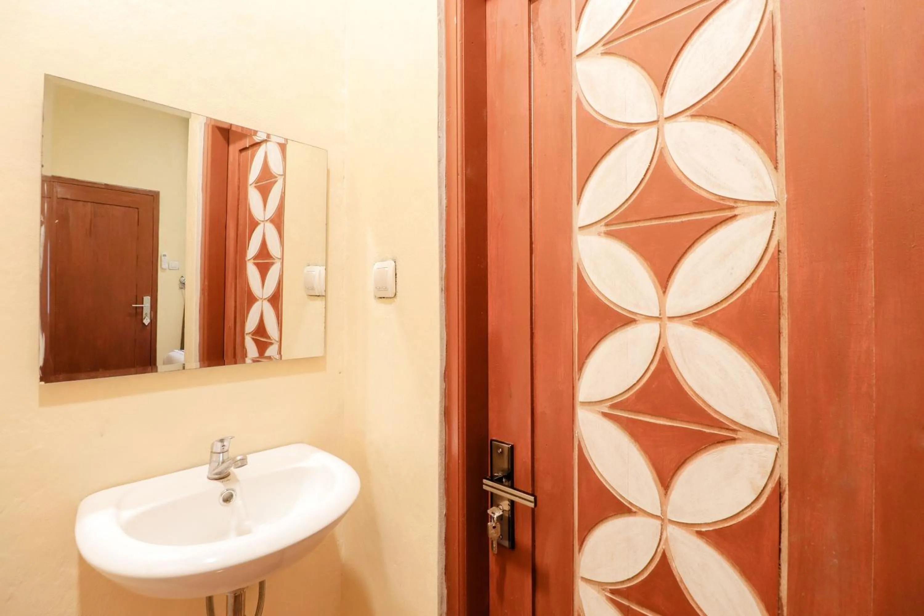 Bathroom in Omah Rohadi Syariah by Ndalem Beong