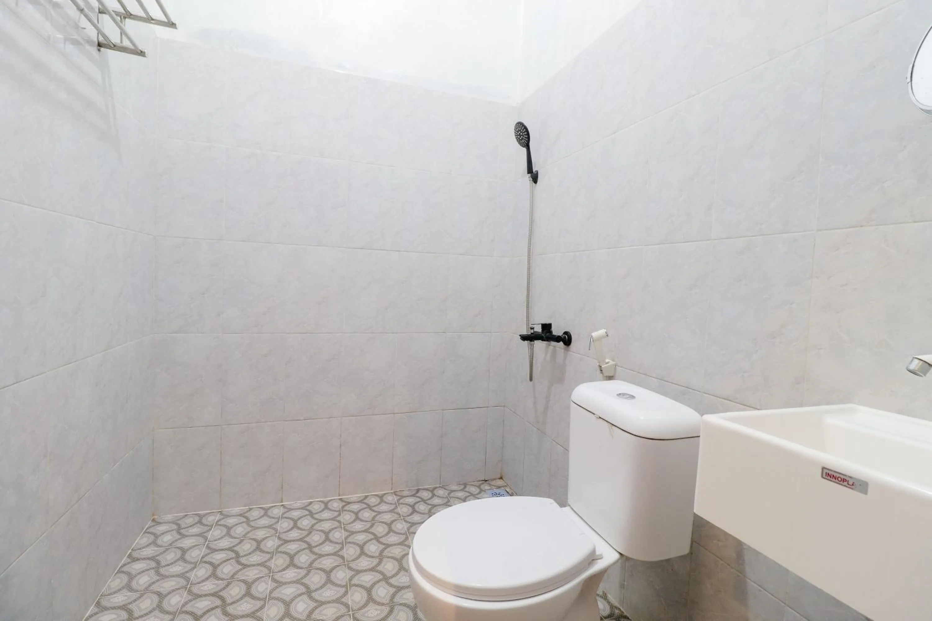 Bathroom in Omah Rohadi Syariah by Ndalem Beong