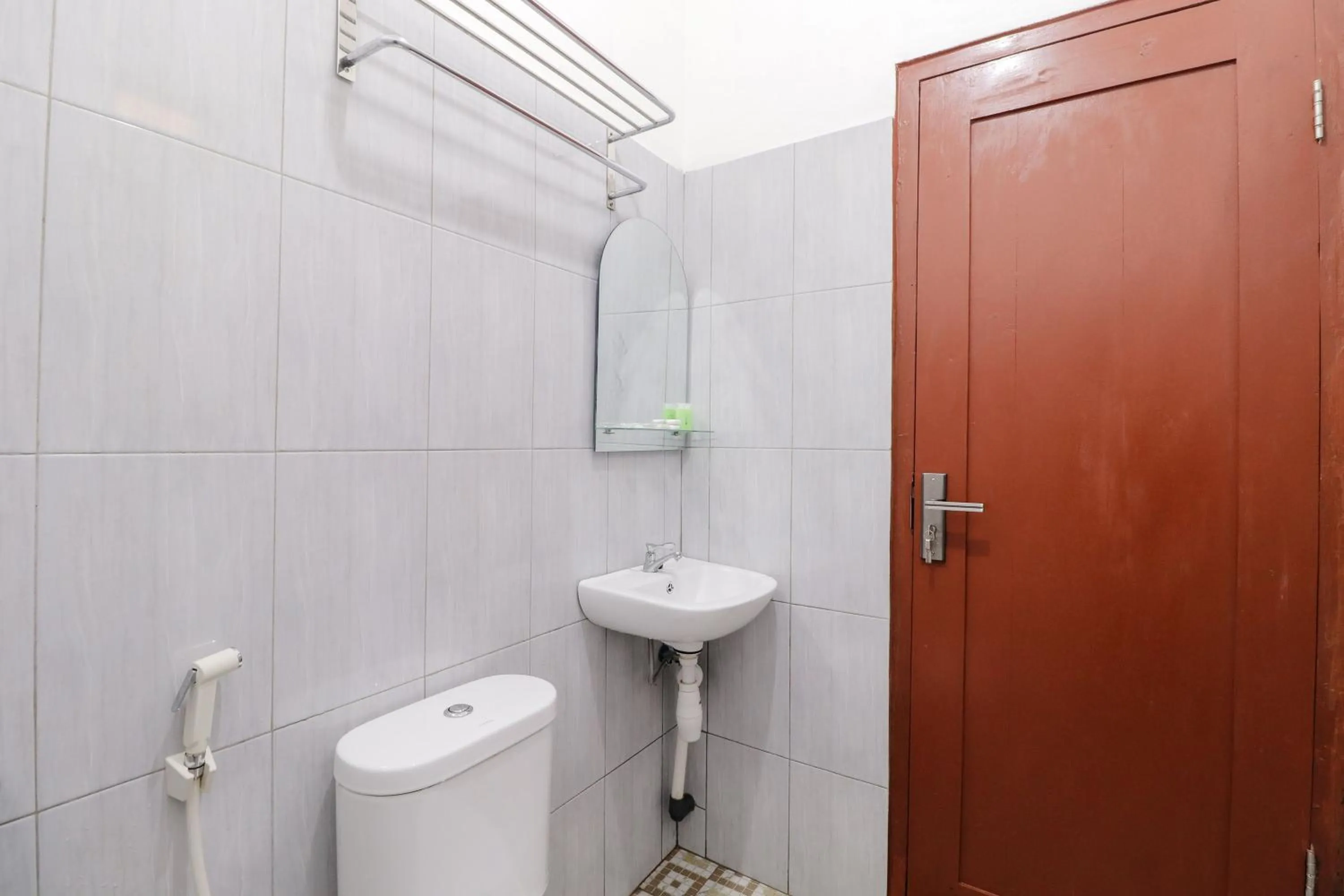 Bathroom in Omah Rohadi Syariah by Ndalem Beong