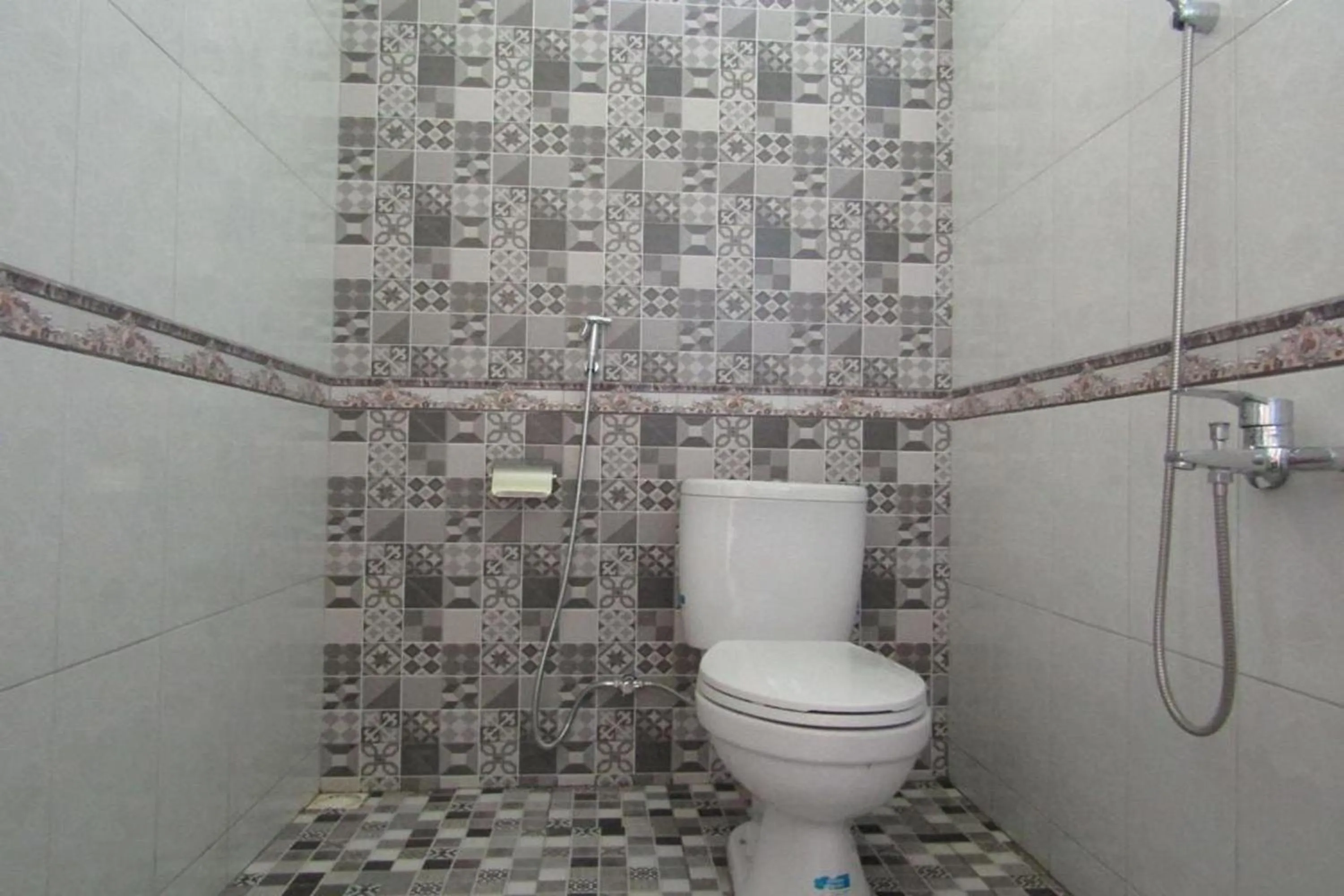 Bathroom in Omah Rohadi Syariah by Ndalem Beong