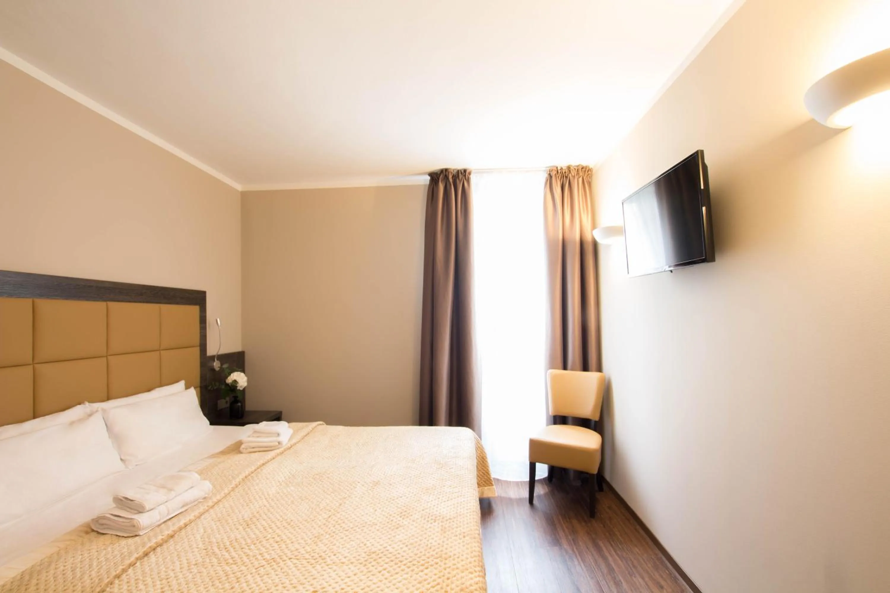 Photo of the whole room, Bed in Hotel Delta am Potsdamer Platz