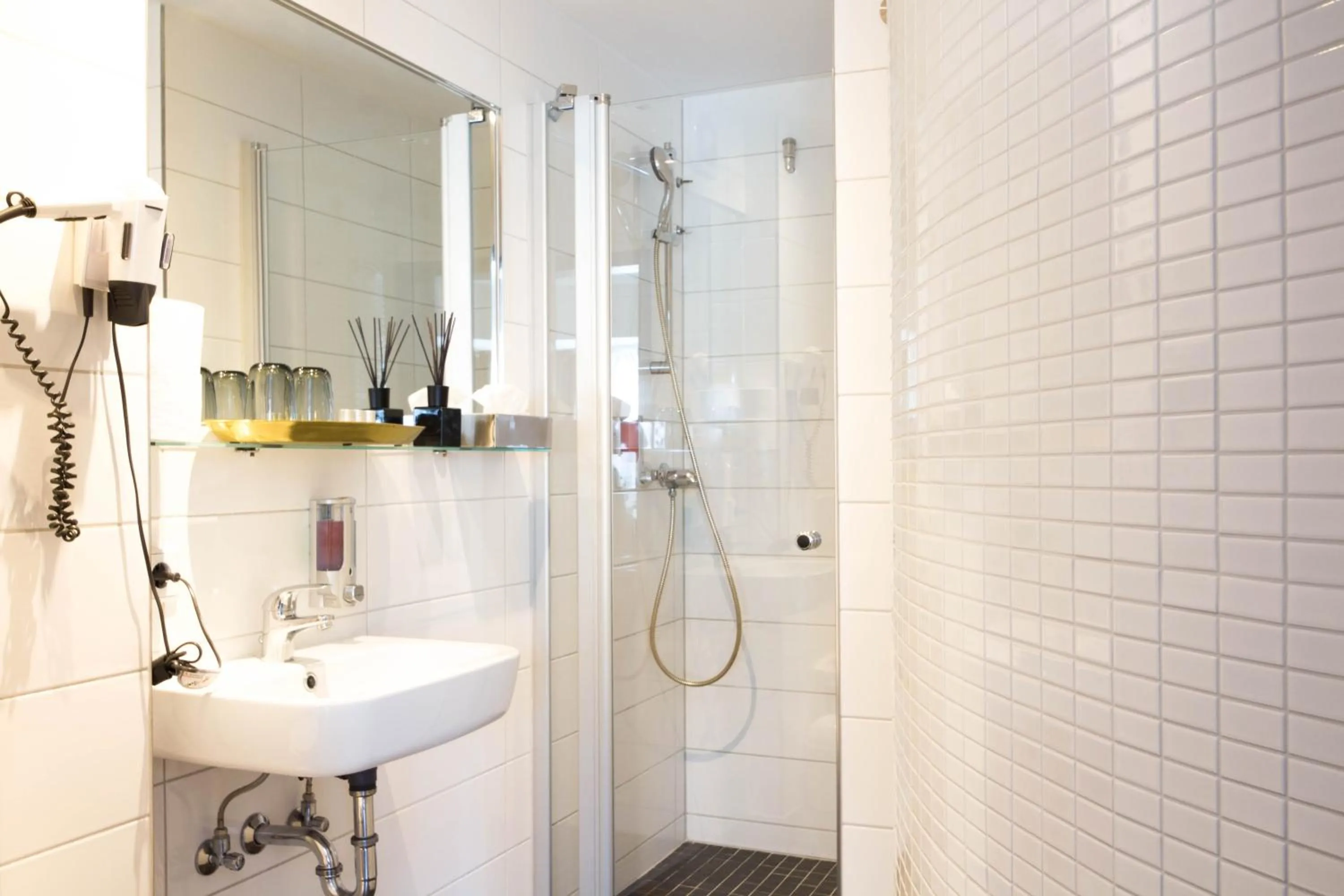 Shower in Hotel Delta am Potsdamer Platz