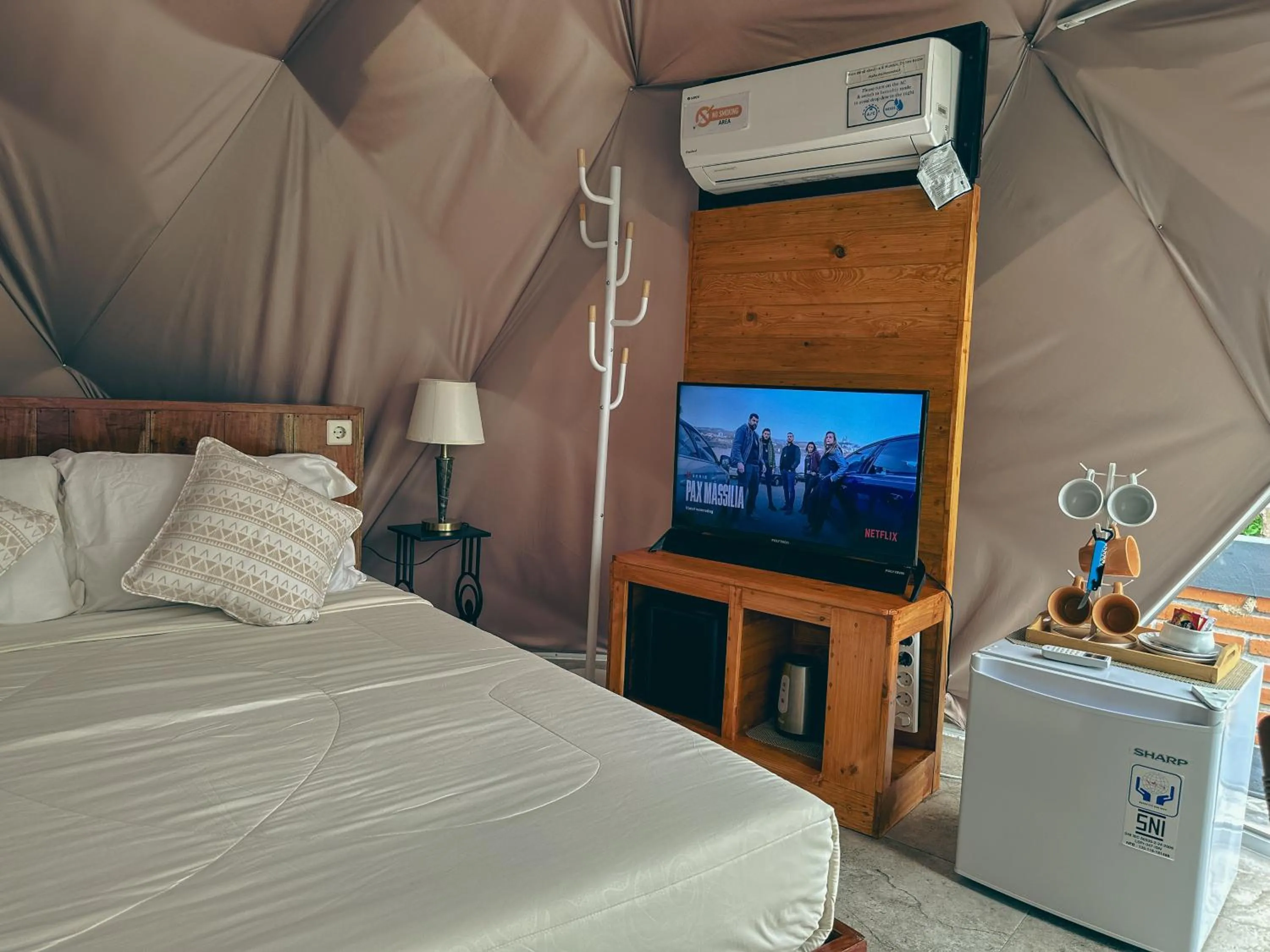 Communal lounge/ TV room, Bed in Moondock Luxury Camp