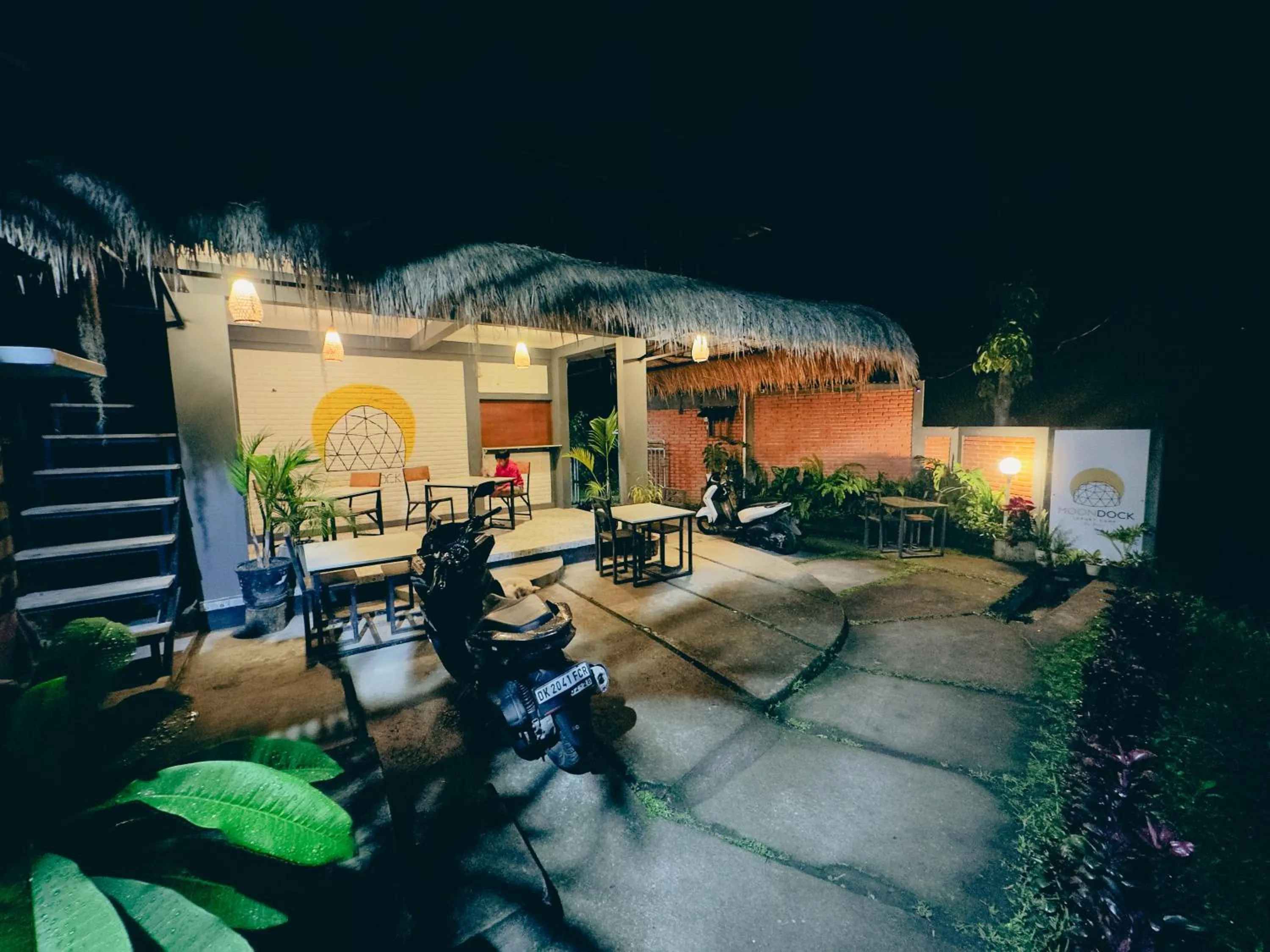Restaurant/places to eat in Moondock Luxury Camp