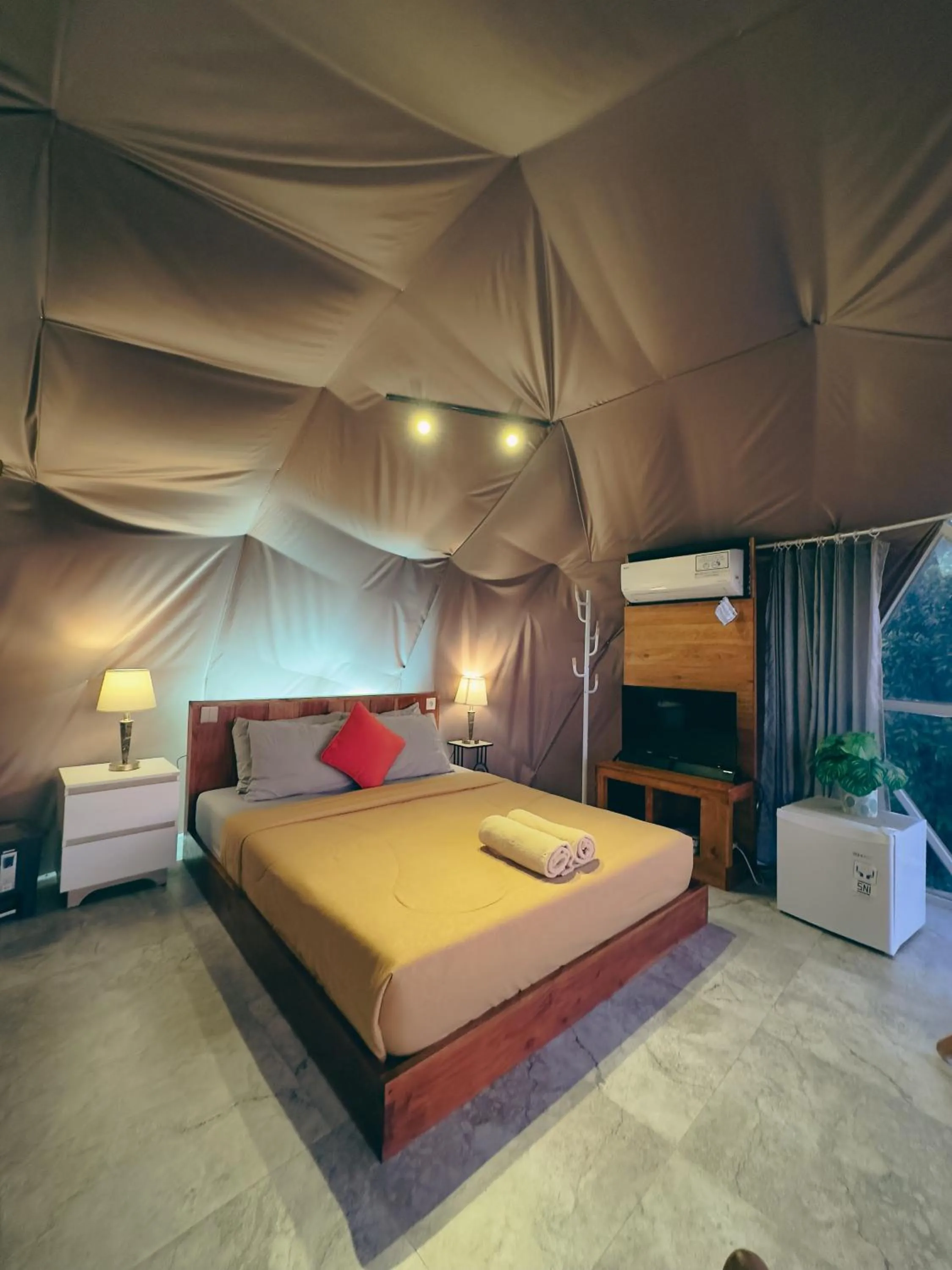 Bedroom, Bed in Moondock Luxury Camp
