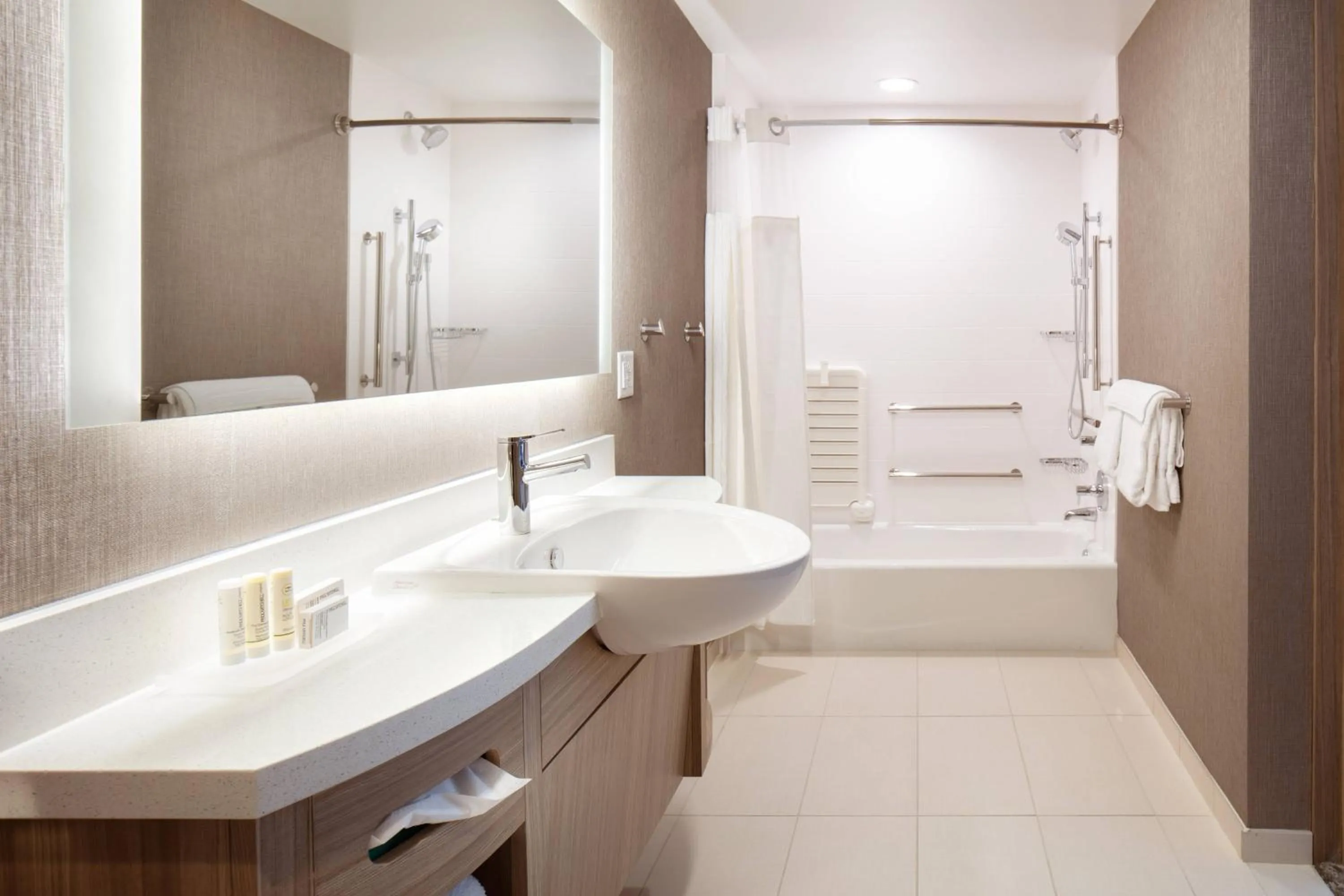 Bathroom in SpringHill Suites by Marriott Ames