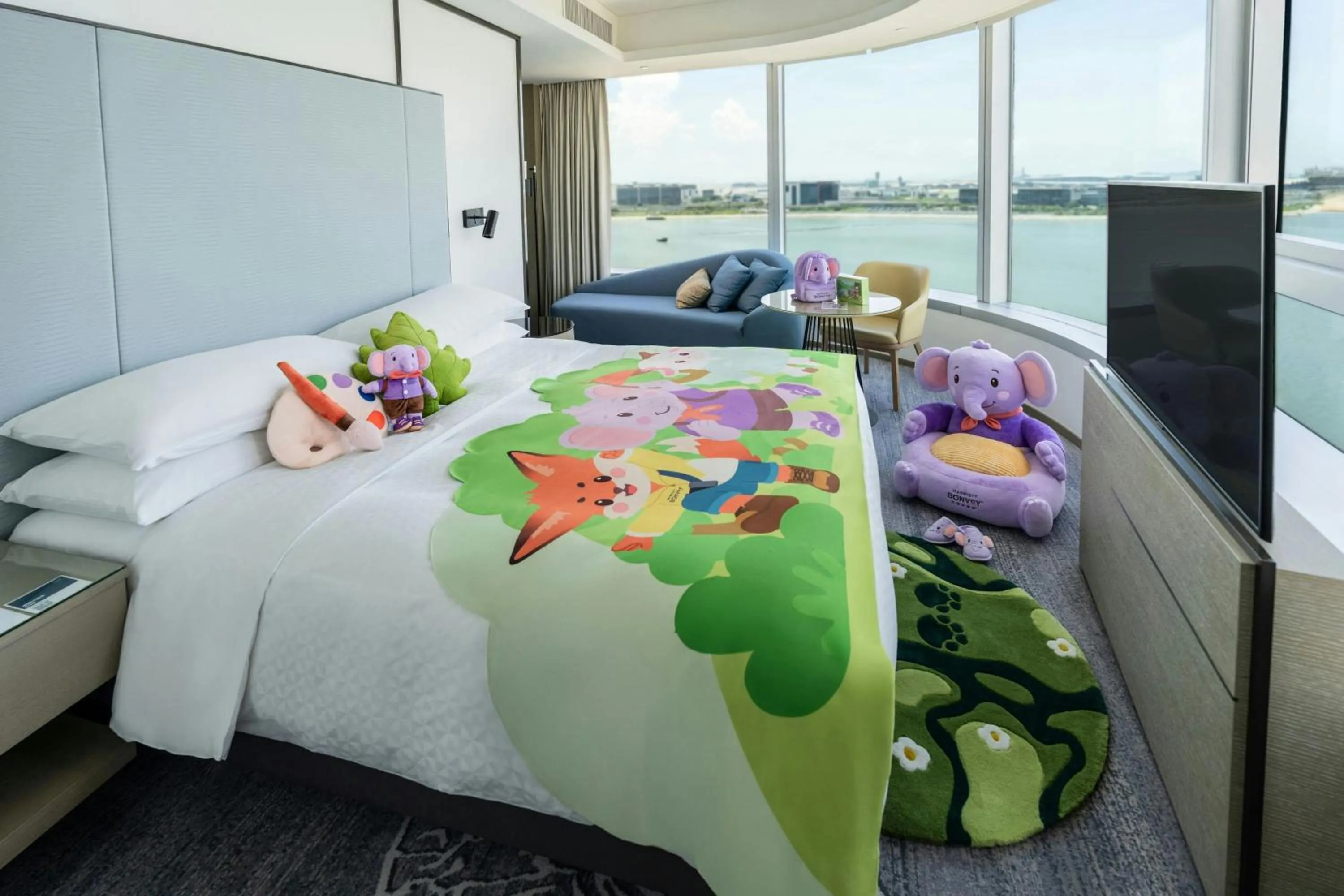 Photo of the whole room, Bed in Four Points by Sheraton Hong Kong, Tung Chung