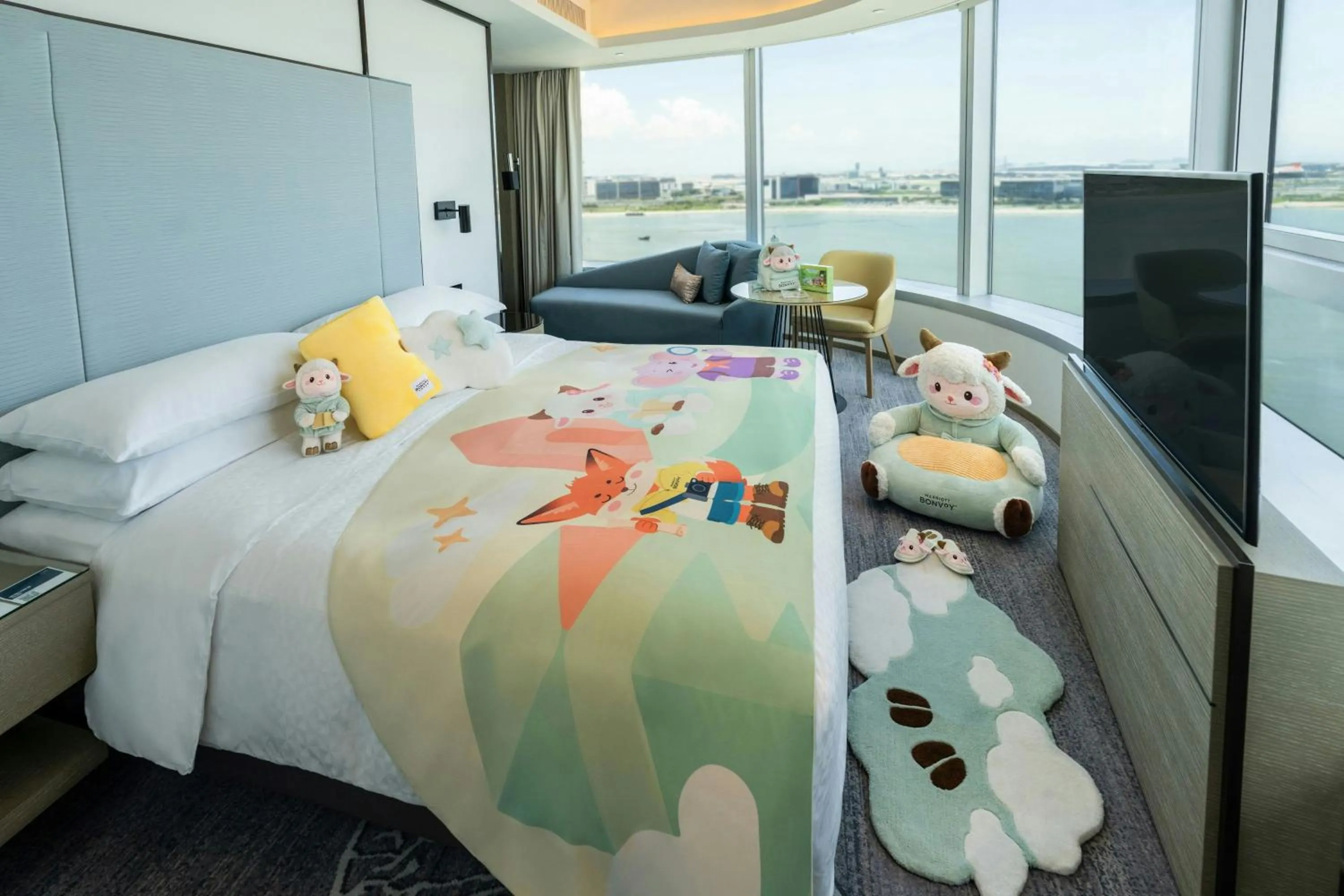 Photo of the whole room, Bed in Four Points by Sheraton Hong Kong, Tung Chung