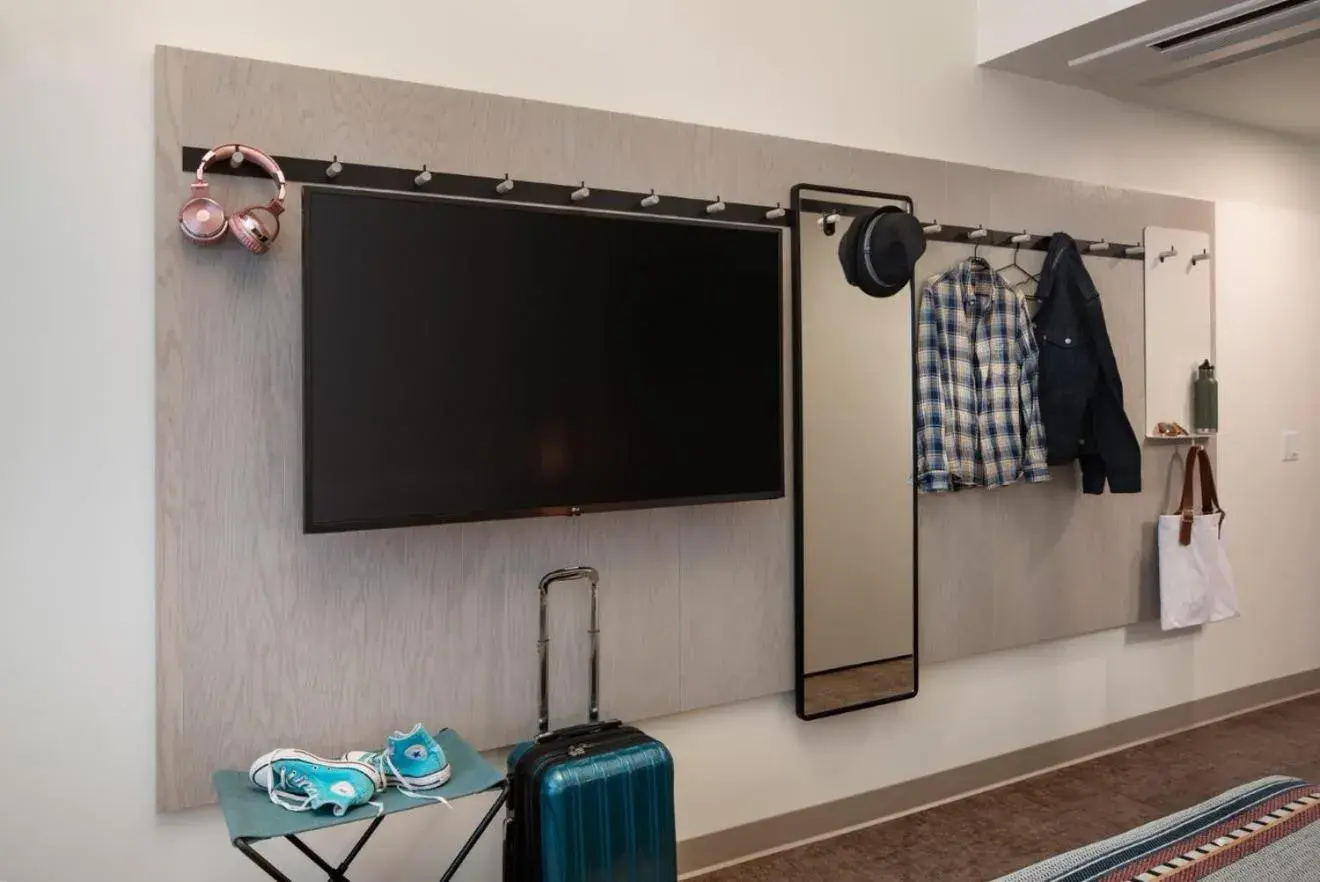 Cozy King Room - Hearing Accessible in Moxy Portland Downtown Cozy King Room - Hearing Accessible in Moxy Portland Downtown