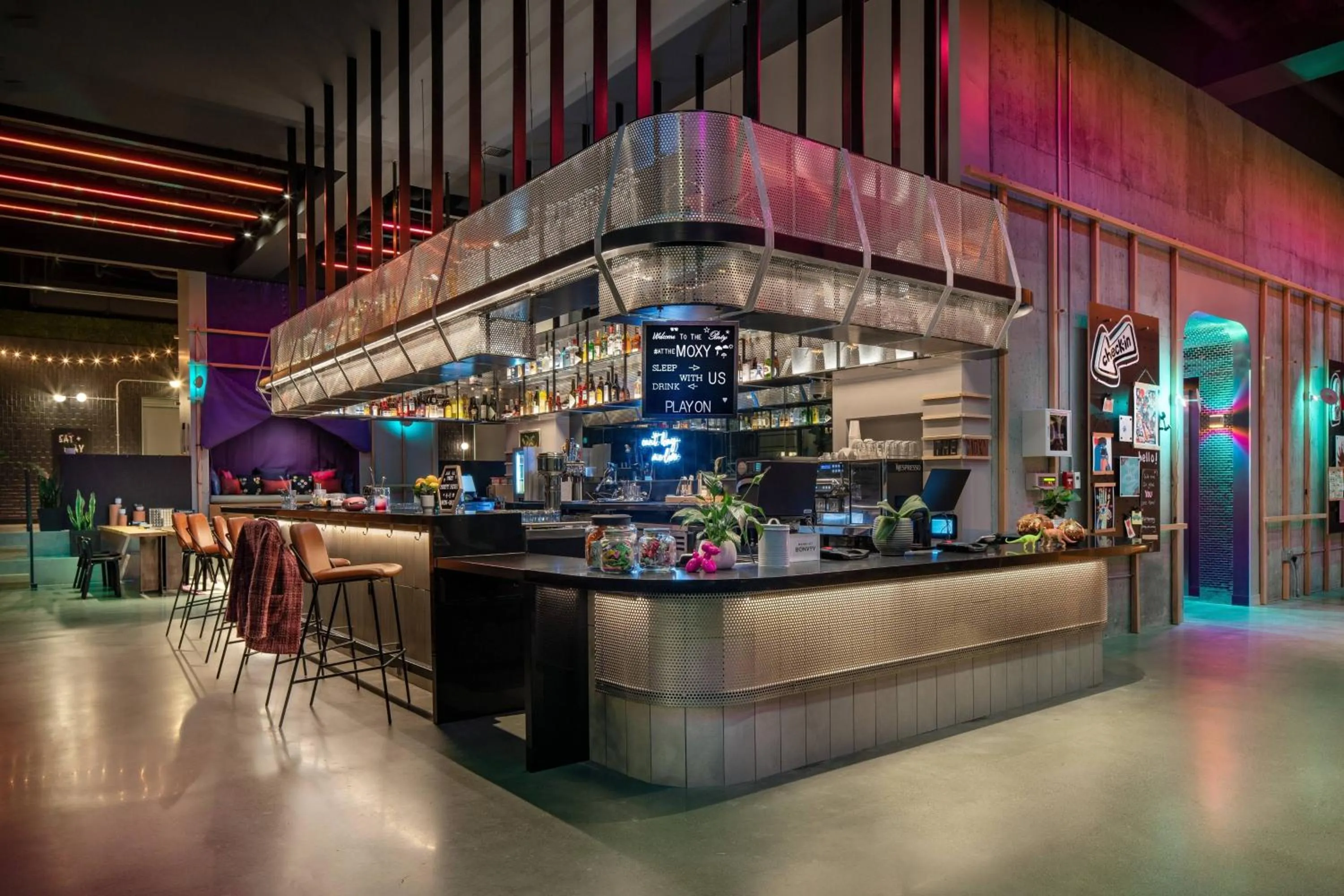 Lounge or bar in Moxy Portland Downtown