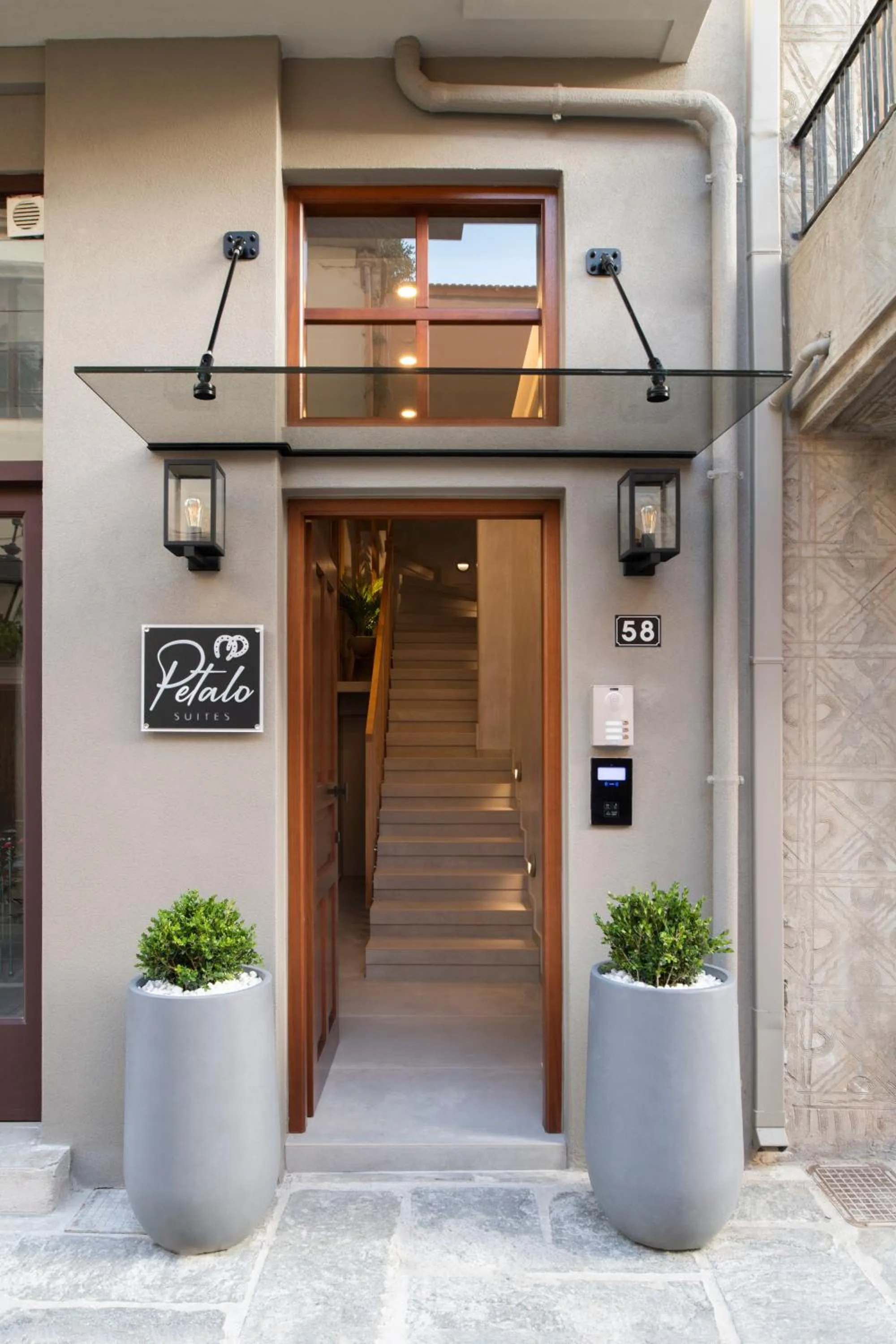 Facade/entrance in Petalo Suites