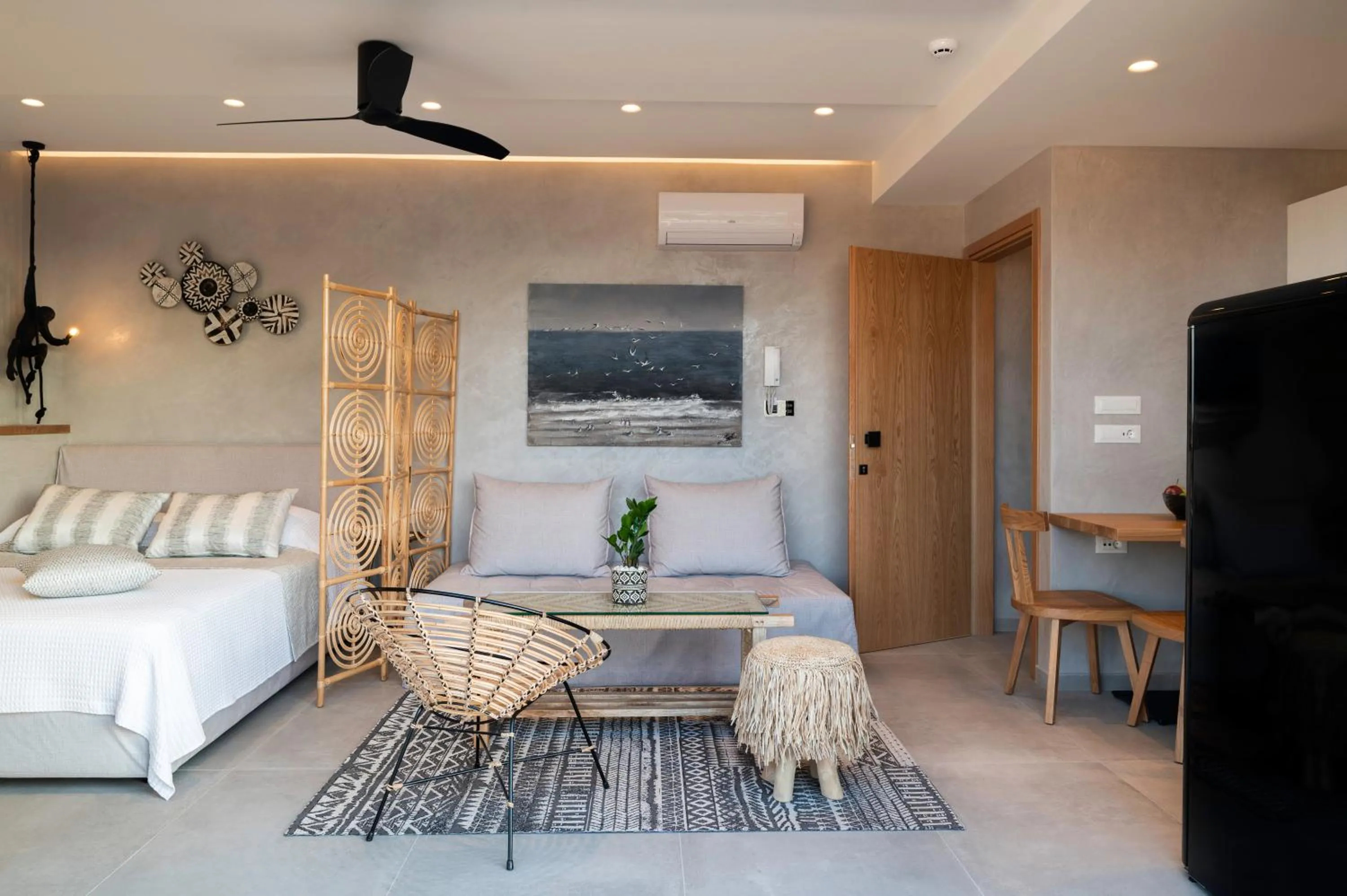 Photo of the whole room, Bed in Petalo Suites