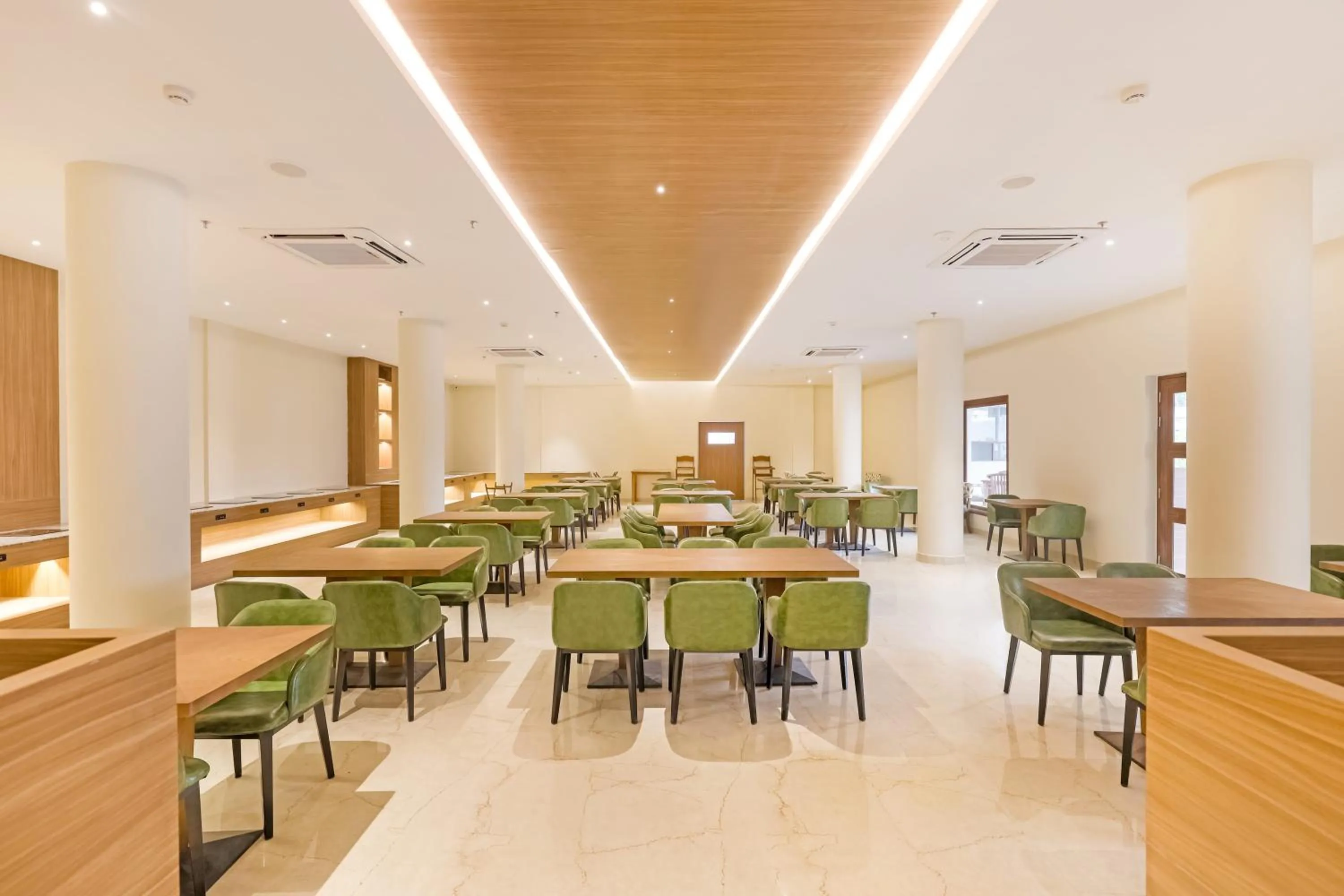 Restaurant/places to eat in Club Mahindra Arookutty, Alleppey