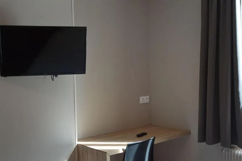 TV and multimedia in Appart'hôtel Voltaire