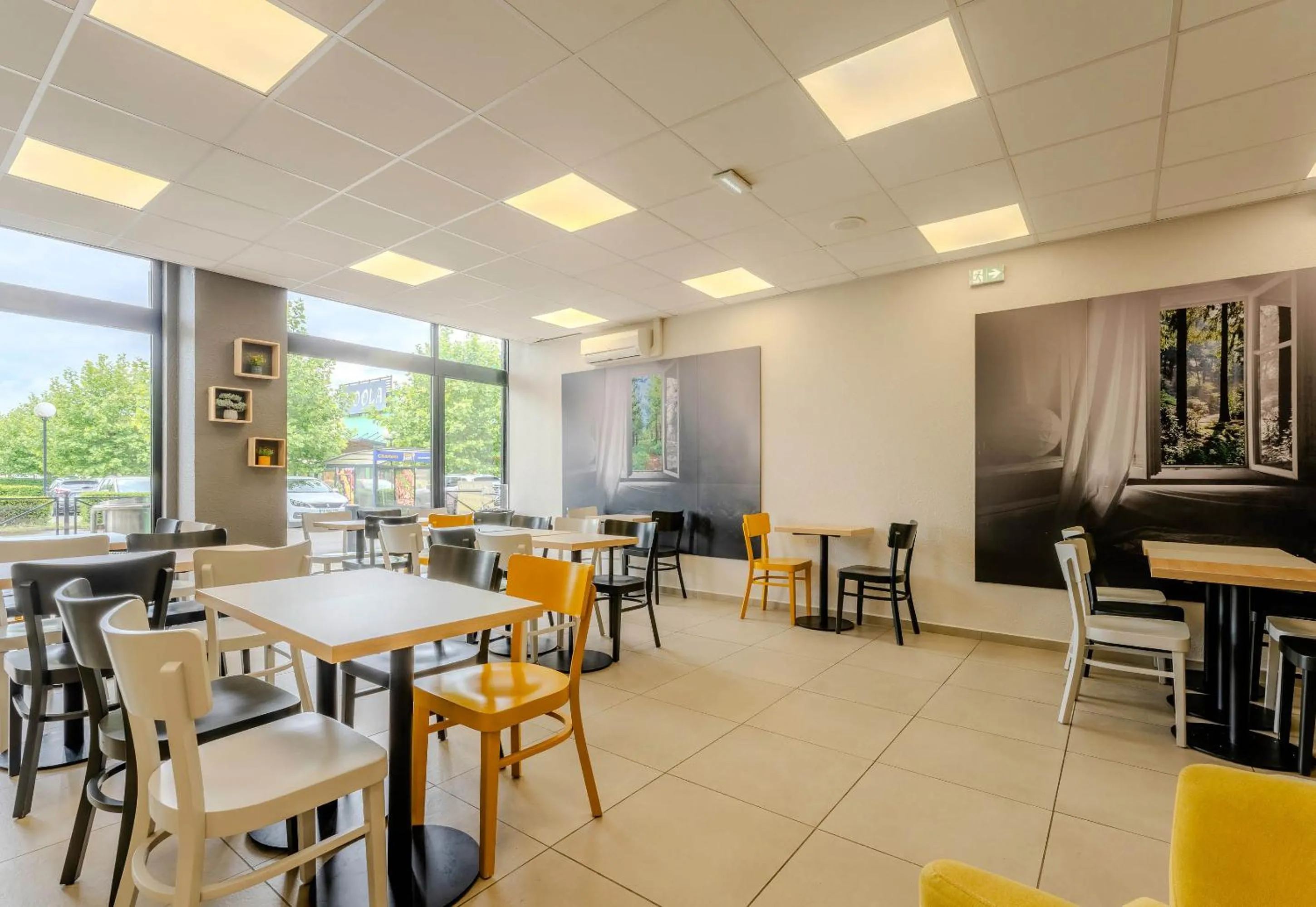 Restaurant/places to eat in B&B HOTEL Cambrai