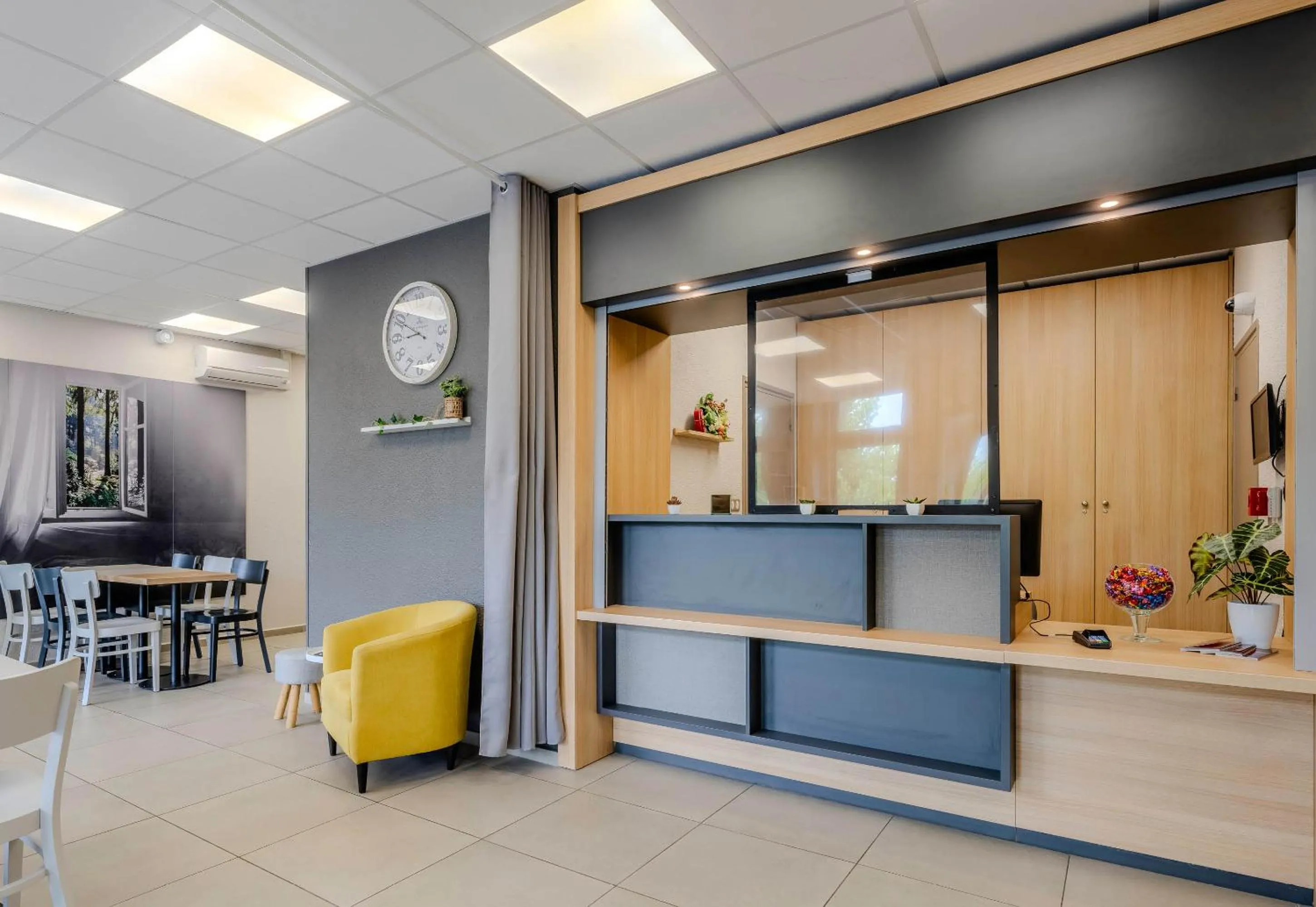 Lobby or reception in B&B HOTEL Cambrai