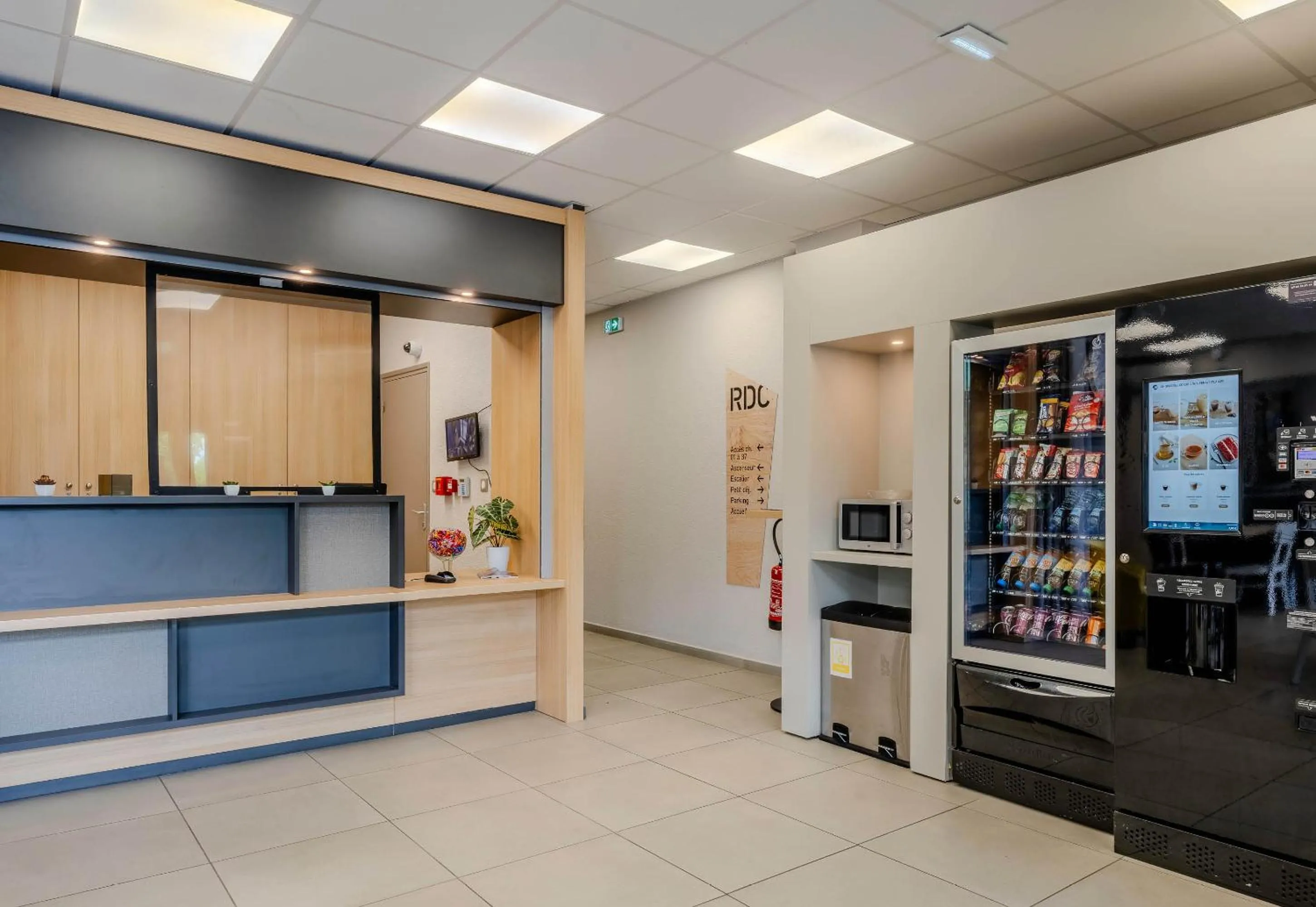 Lobby or reception in B&B HOTEL Cambrai