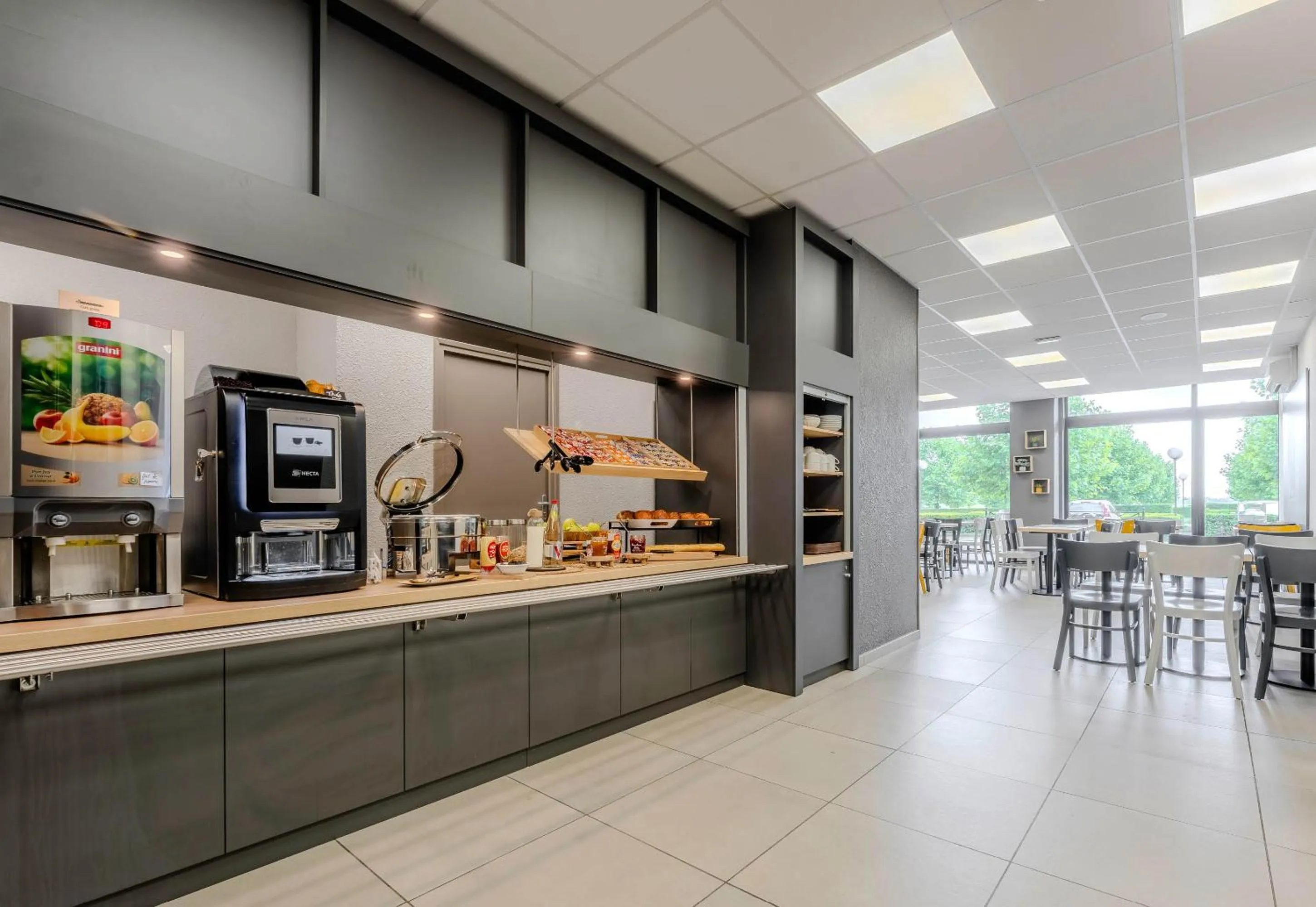 Restaurant/places to eat in B&B HOTEL Cambrai