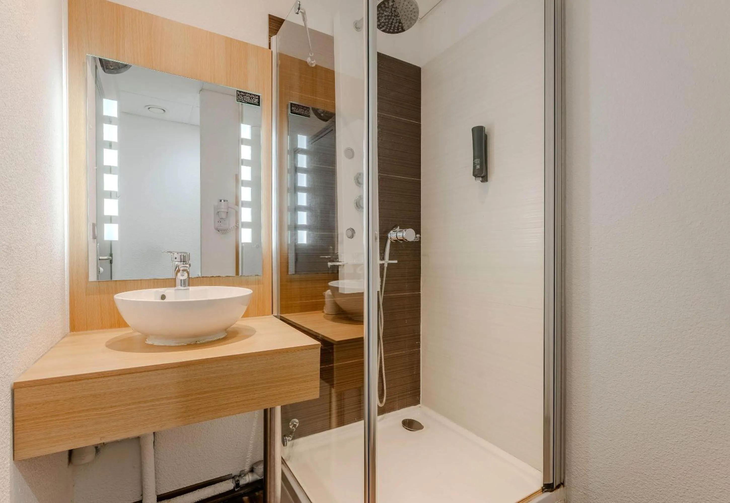 Bathroom in B&B HOTEL Cambrai