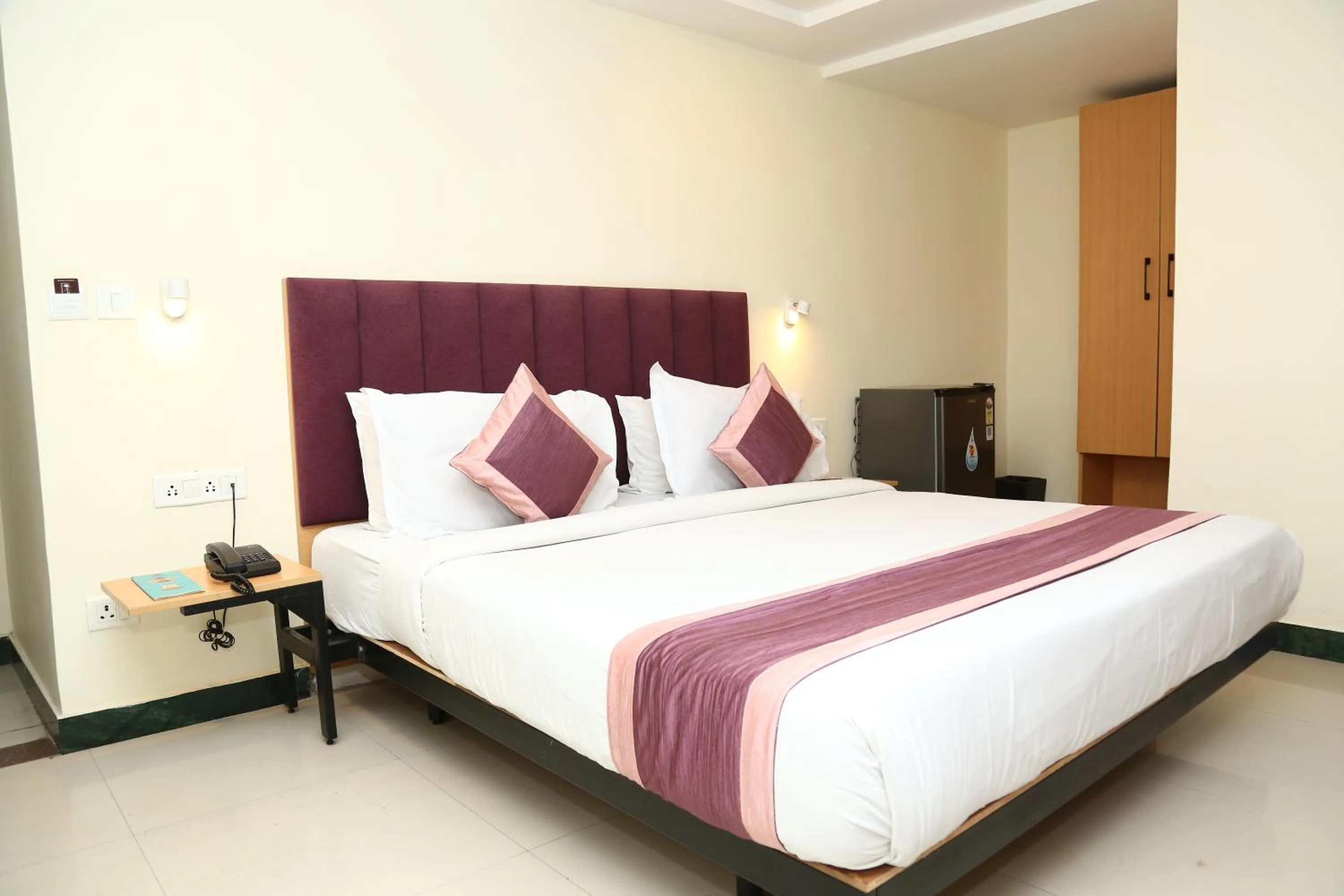 Bed in Hotel Konark Inn