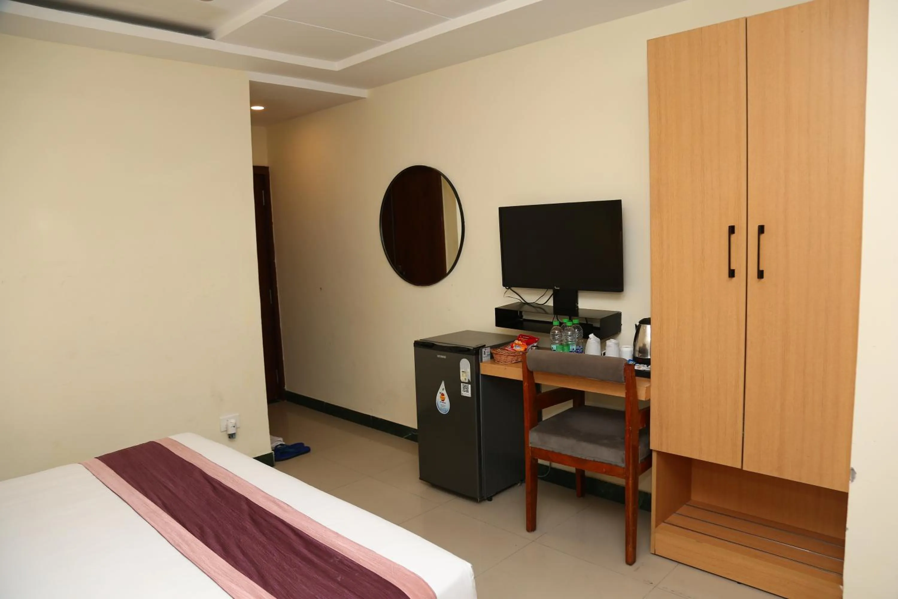 Communal lounge/ TV room, Bed in Hotel Konark Inn