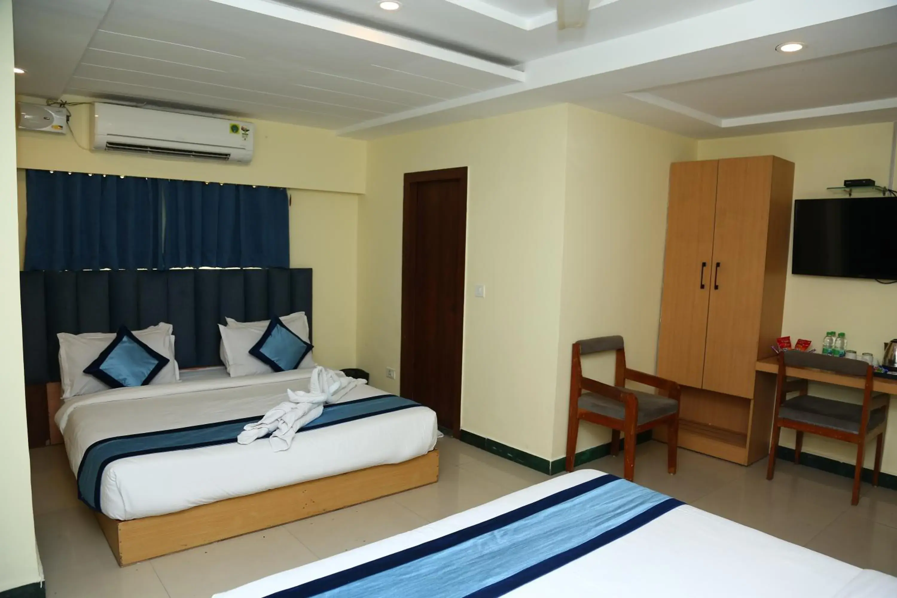 Communal lounge/ TV room, Bed in Hotel Konark Inn Communal lounge/ TV room, Bed in Hotel Konark Inn